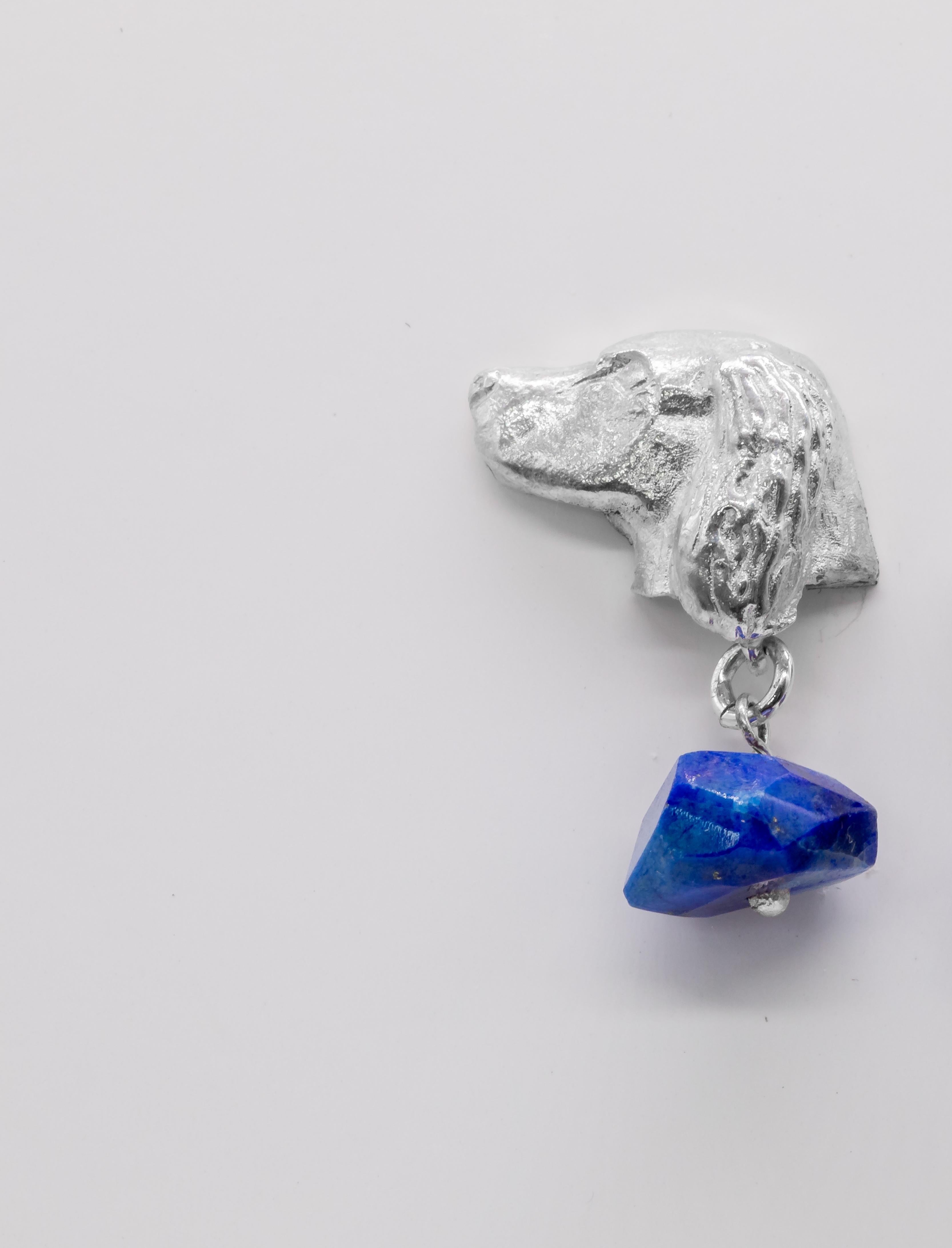 Artiste Paul Eaton Clous d'oreilles en forme de tête de chien épagneul sculpté avec lapis-lazuli en vente