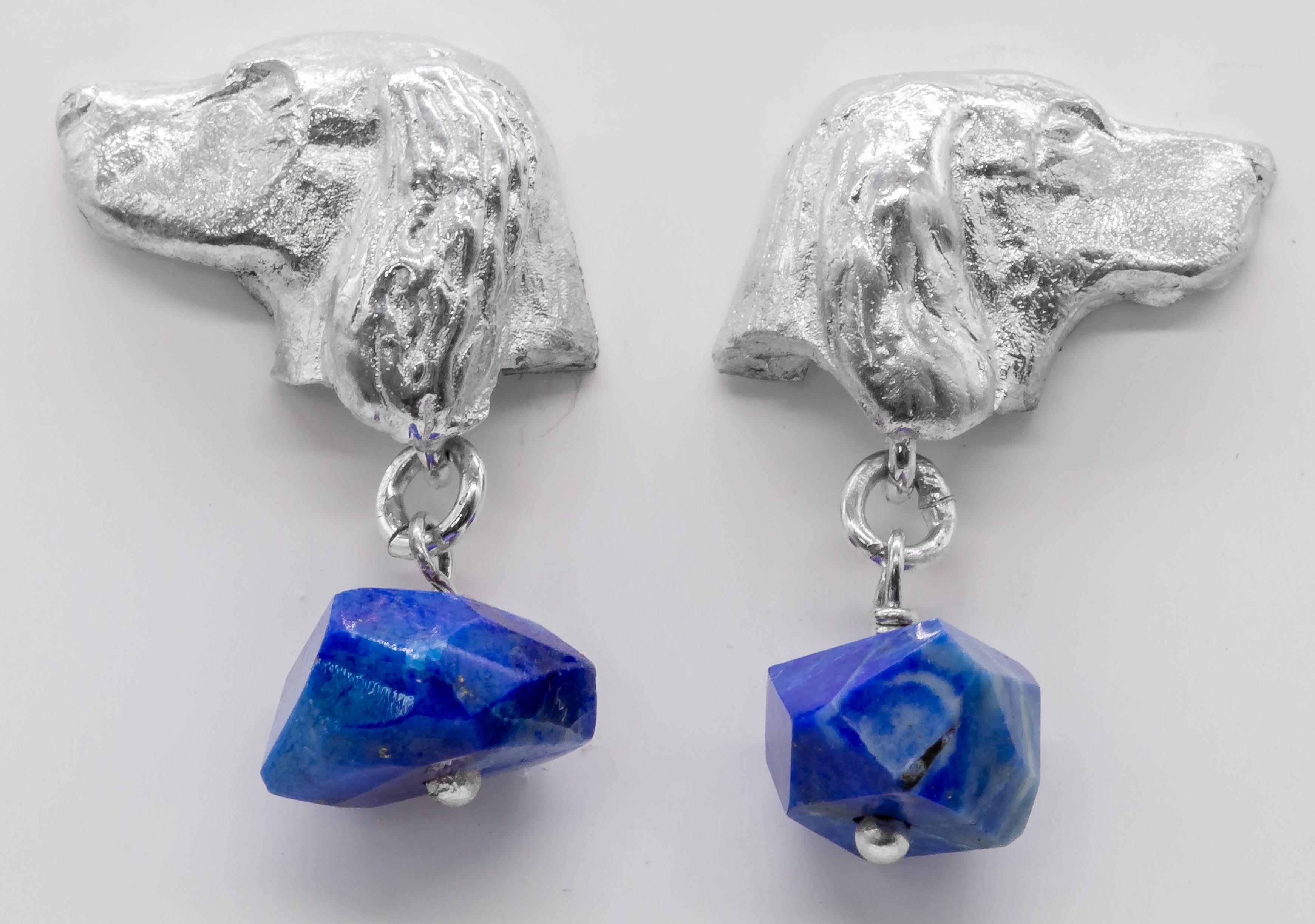 Taille mixte Paul Eaton Clous d'oreilles en forme de tête de chien épagneul sculpté avec lapis-lazuli en vente
