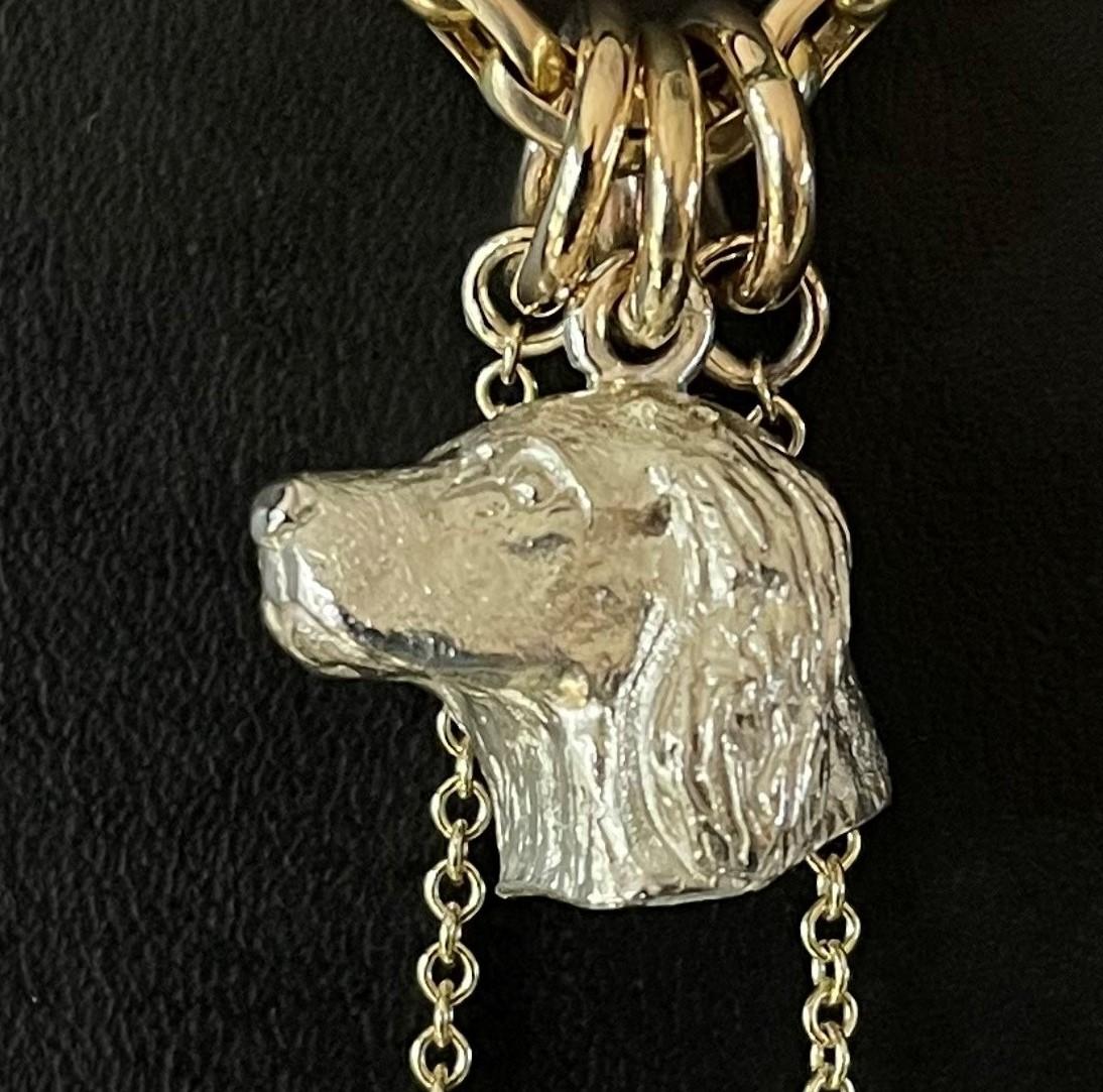   L'artista inglese di miniature Paul Eaton ha scolpito a mano un ciondolo a forma di testa di cane Spaniel con anello in 9ct che è elegantemente incorniciato con  due perle d'acqua dolce a goccia 9ct.    La scultura su misura del cane Spaniel viene