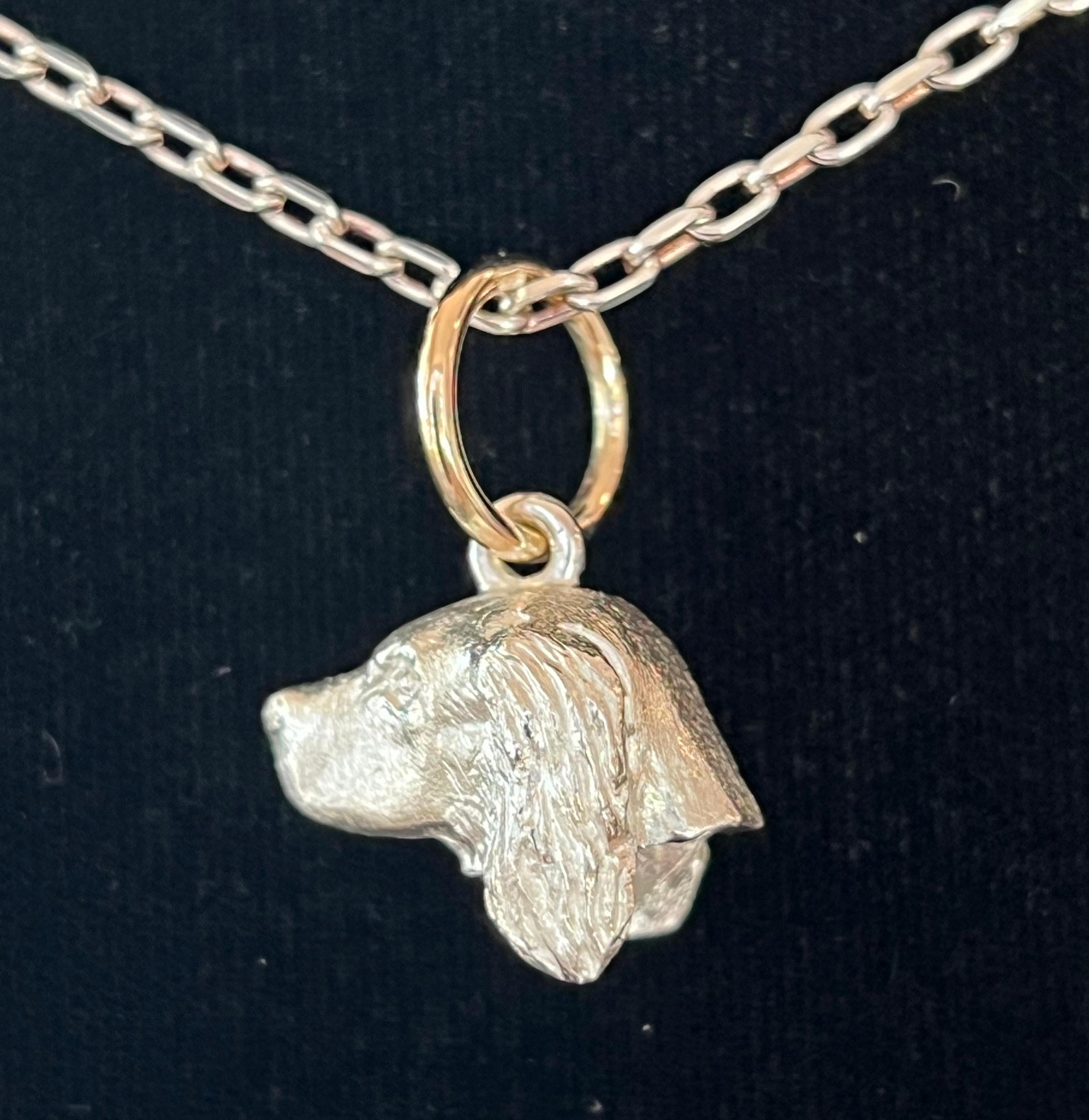 Grezzo Paul Eaton Testa di Spaniel scolpita in sterling con due gocce di perle d'oro e anello in vendita
