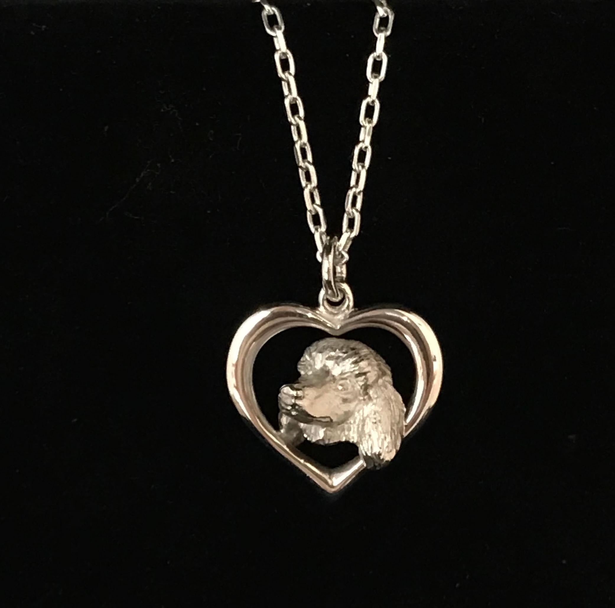 Pendentif sculpture/heart miniature en argent sterling en forme de caniche  Paul Eaton d'Angleterre