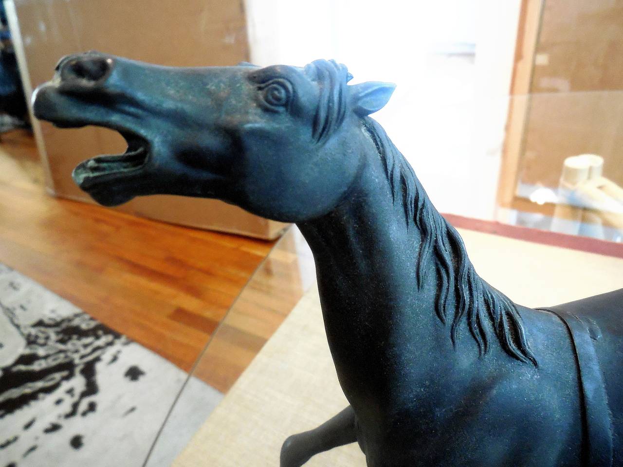 Si tratta di una scultura equestre di un cavallo da corsa o di un pony da polo di squisita bellezza. È firmato Delabrierre e non sembra avere alcun marchio di fonderia. Dalle mie ricerche penso che possa trattarsi di ghisa, un materiale per cui era