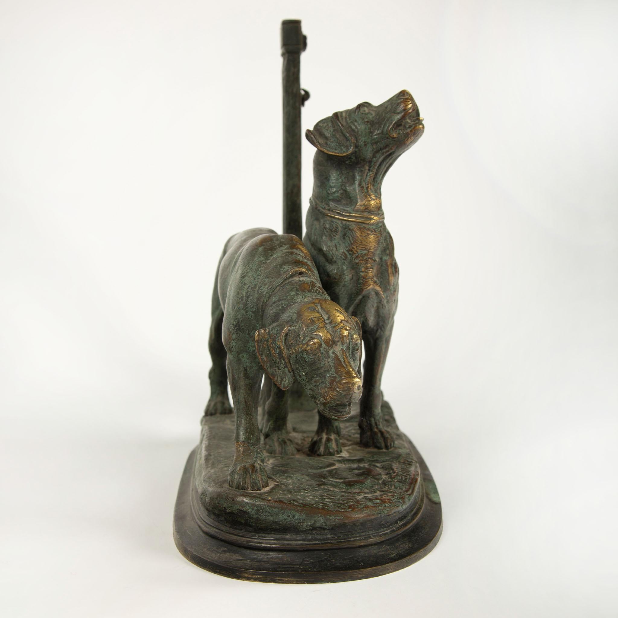 Paul-Édouard Delabrièrre, Gruppo in bronzo di due segugi, Animalier francese, XIX sec. In condizioni ottime in vendita a New York, NY