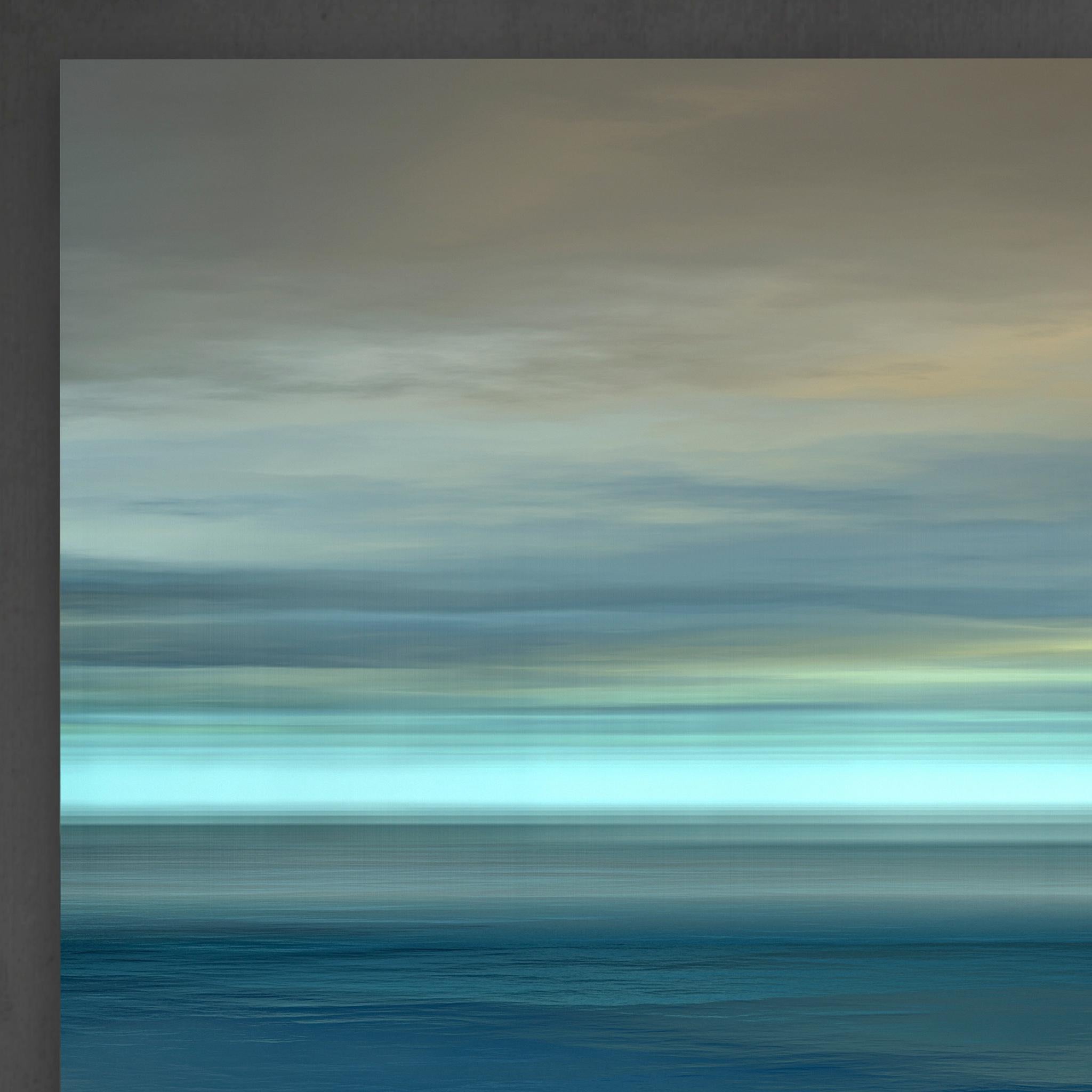 Archivfähiger Fotodruck unter Acrylglas.

Abmessungen: 48 x 48 Zoll.
Tiefe: 1/4 Zoll.

Der Künstler und Fotograf Paul-Émile Rioux lebt in Montréal, Kanada.

Sein lebenslanges Interesse an modernster Medientechnologie und sein Fachwissen in der