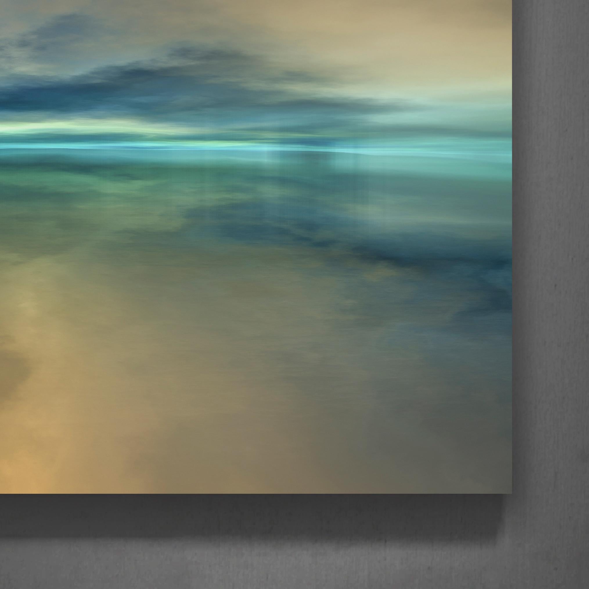 Tirage photo d'archive sous verre acrylique.

Dimensions : 48 x 48 in.
Profondeur : 1/4 in.

L'artiste et photographe Paul-Émile Rioux vit à Montréal, au Canada.

L'intérêt qu'il porte depuis toujours aux technologies médiatiques de pointe ainsi que
