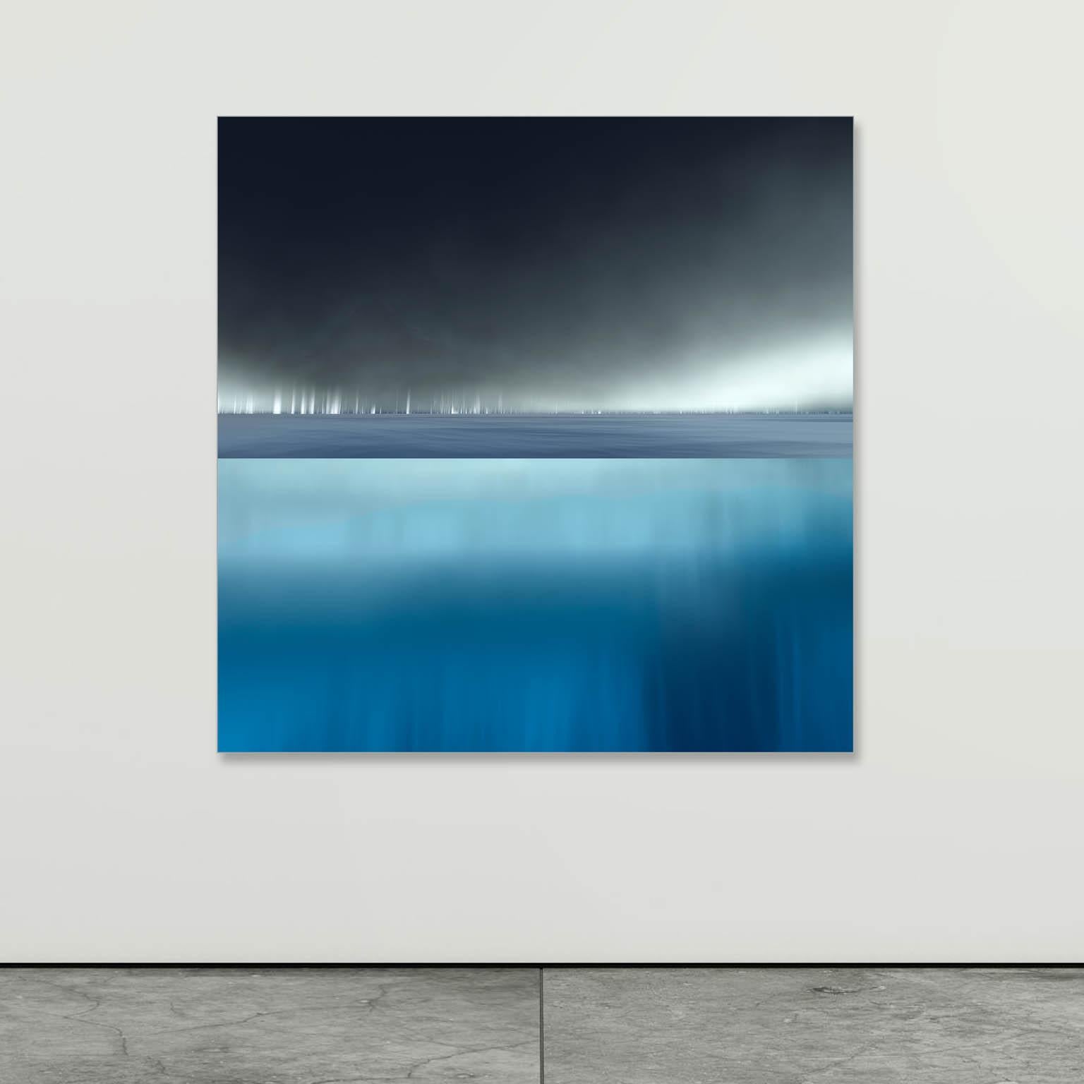 Trittico - Visione di un mondo sottomarino con sfumature di blu - Paesaggi marini astratti - Landscape Photograph Grigio di Paul-Émile Rioux