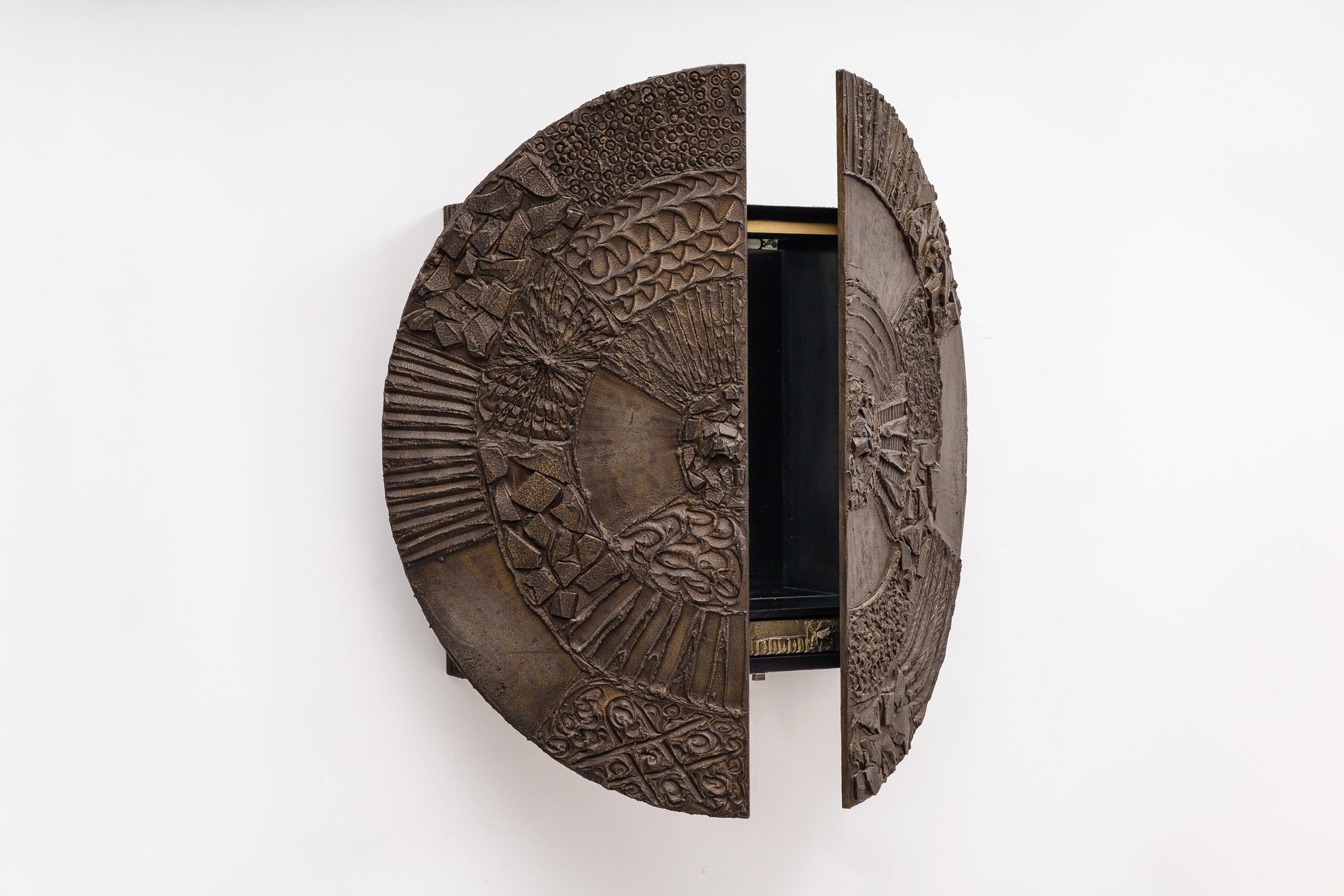 Die Disc Bar von Paul Evans ist ein dynamisches, von Hand geformtes, an der Wand montiertes Gehäuse, das wohl zu den kultigsten Entwürfen von Paul Evans gehört. Das skulpturale Design hat eine monumentale Größe von sechs Fuß im Durchmesser.