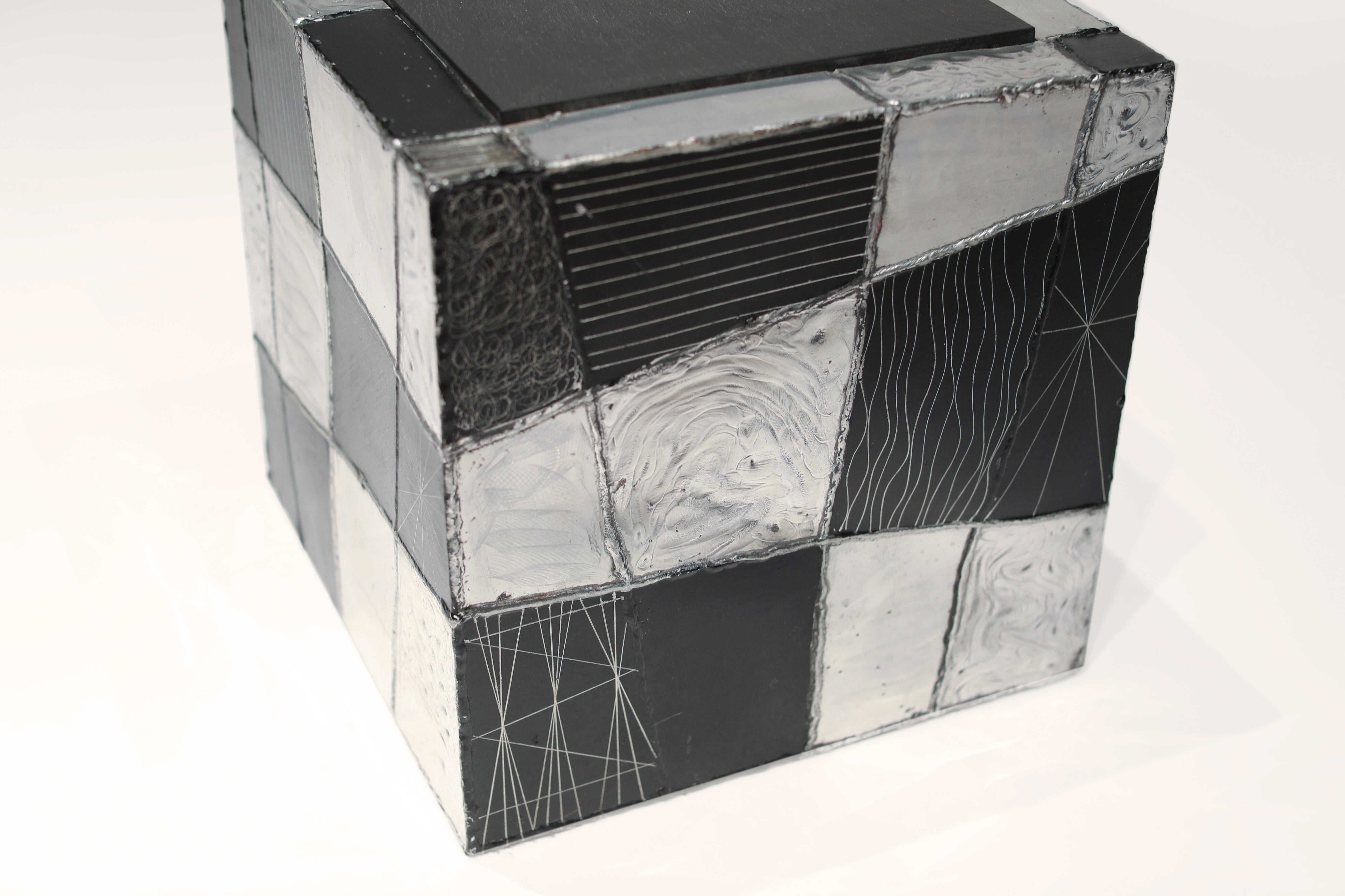 Table d'appoint cubique Paul Evans Argente (PE-37). Construction en aluminium soudé avec des motifs gravés sur des panneaux oxydés. Dessus en ardoise, vers 1960.
 