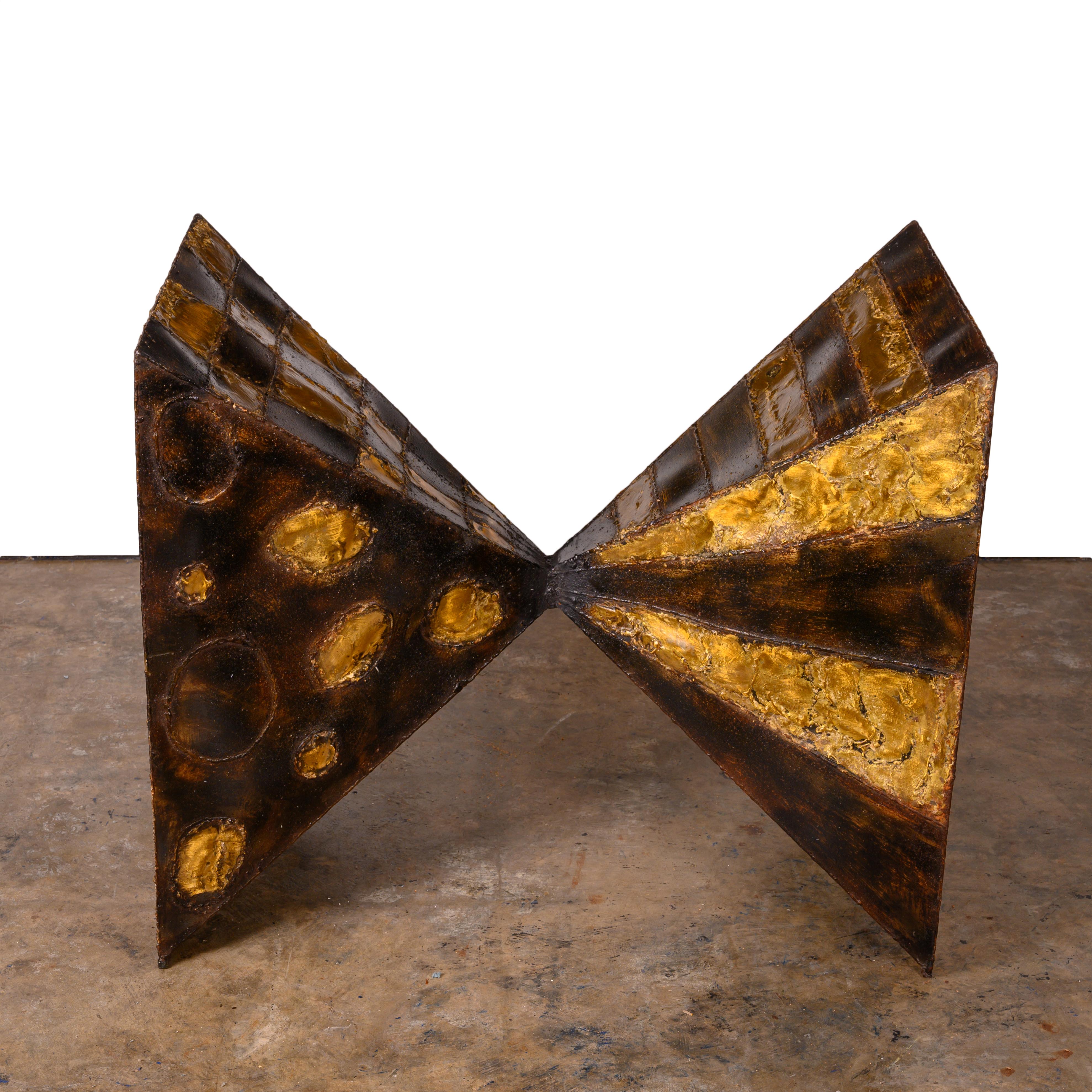 Table de salle à manger en nœud papillon de la série Sculptured Metal réalisée pour Directional en 1970.  Une variante de ce dessin est publiée dans Paul Evans : Designer and Sculptor, Head, pg. 79.

acier soudé et bronze brasé 

34 pouces de large