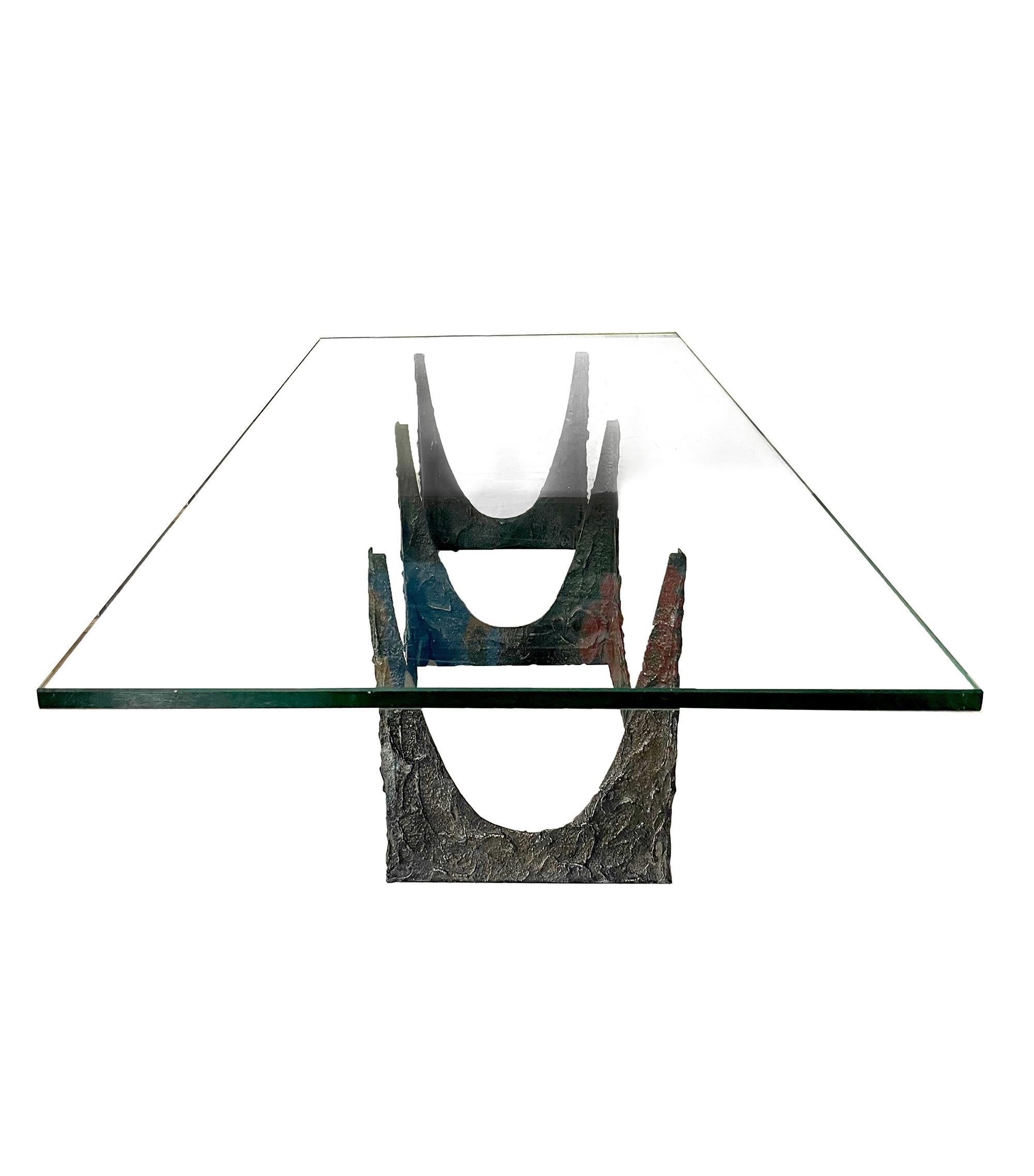 Très rare table basse brutaliste sculpturale à base de stalagmite de Paul Evans, signée PE 69. La base en composite de bronze et de résine est en très bon état et présente une patine profonde de bronze foncé. La base de la table mesure 44