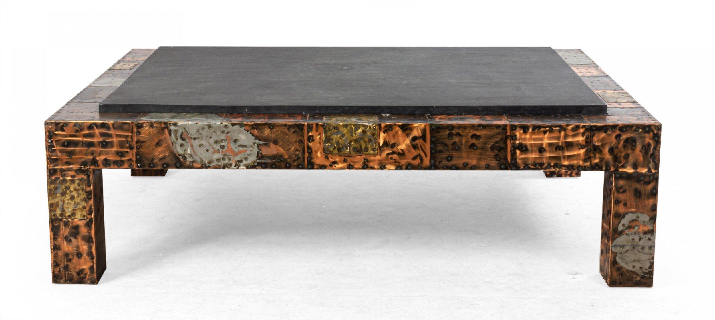 Table basse de style brutaliste du milieu du siècle dernier, avec plateau en ardoise et base en métal mélangé. (Attribué à PAUL EVANS).
     