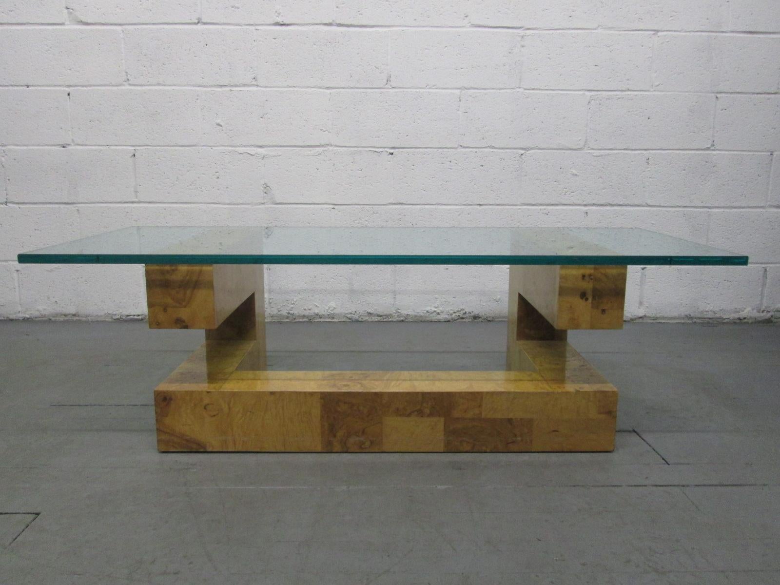 Table basse en ronce de Paul Evans avec plateau en verre.