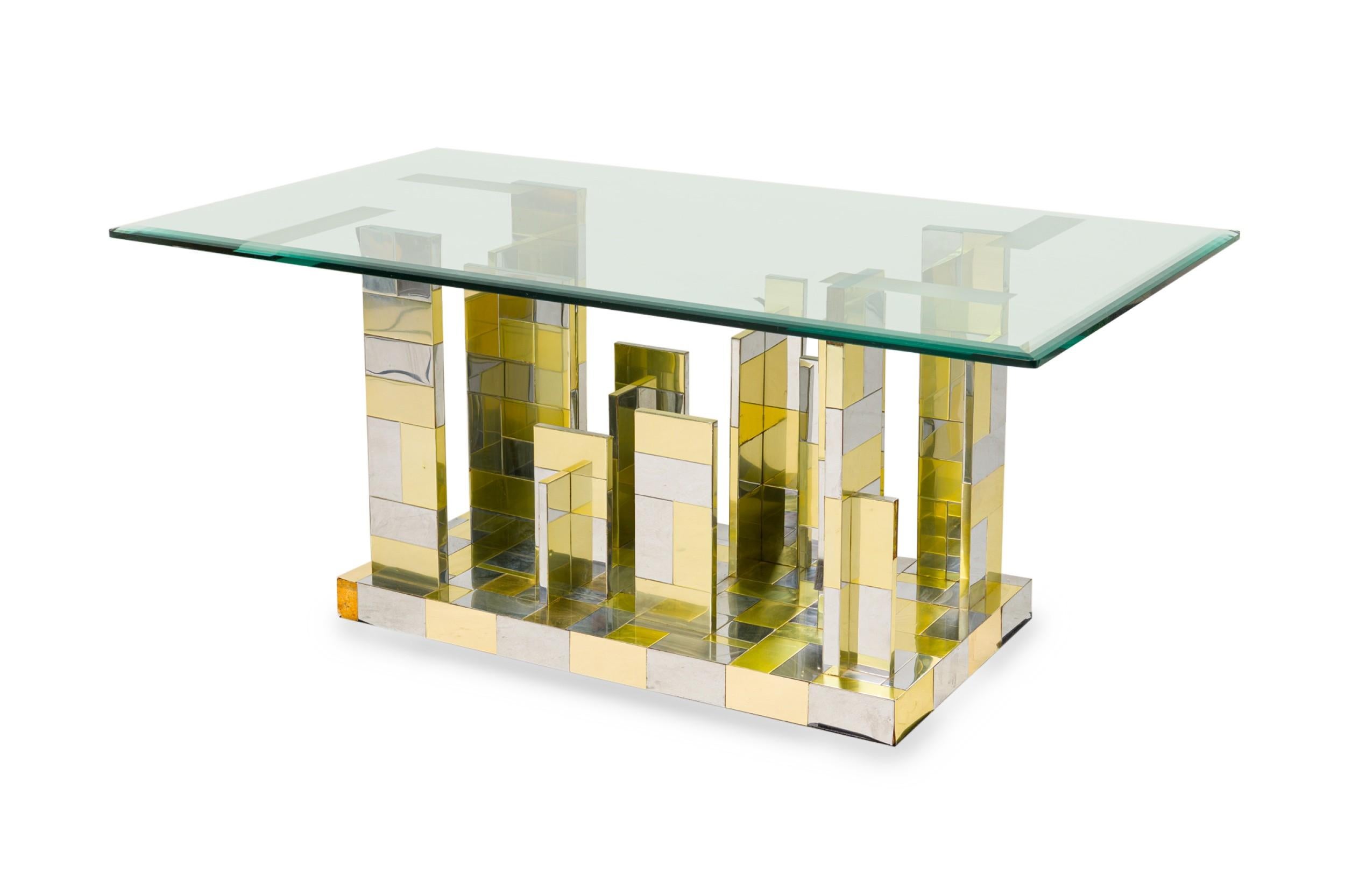 Table de salle à manger / table de conférence américaine du milieu du siècle dernier avec des panneaux rectangulaires en placage de chrome et de laiton en patchwork de différentes tailles émergeant d'une base rectangulaire supportant un plateau