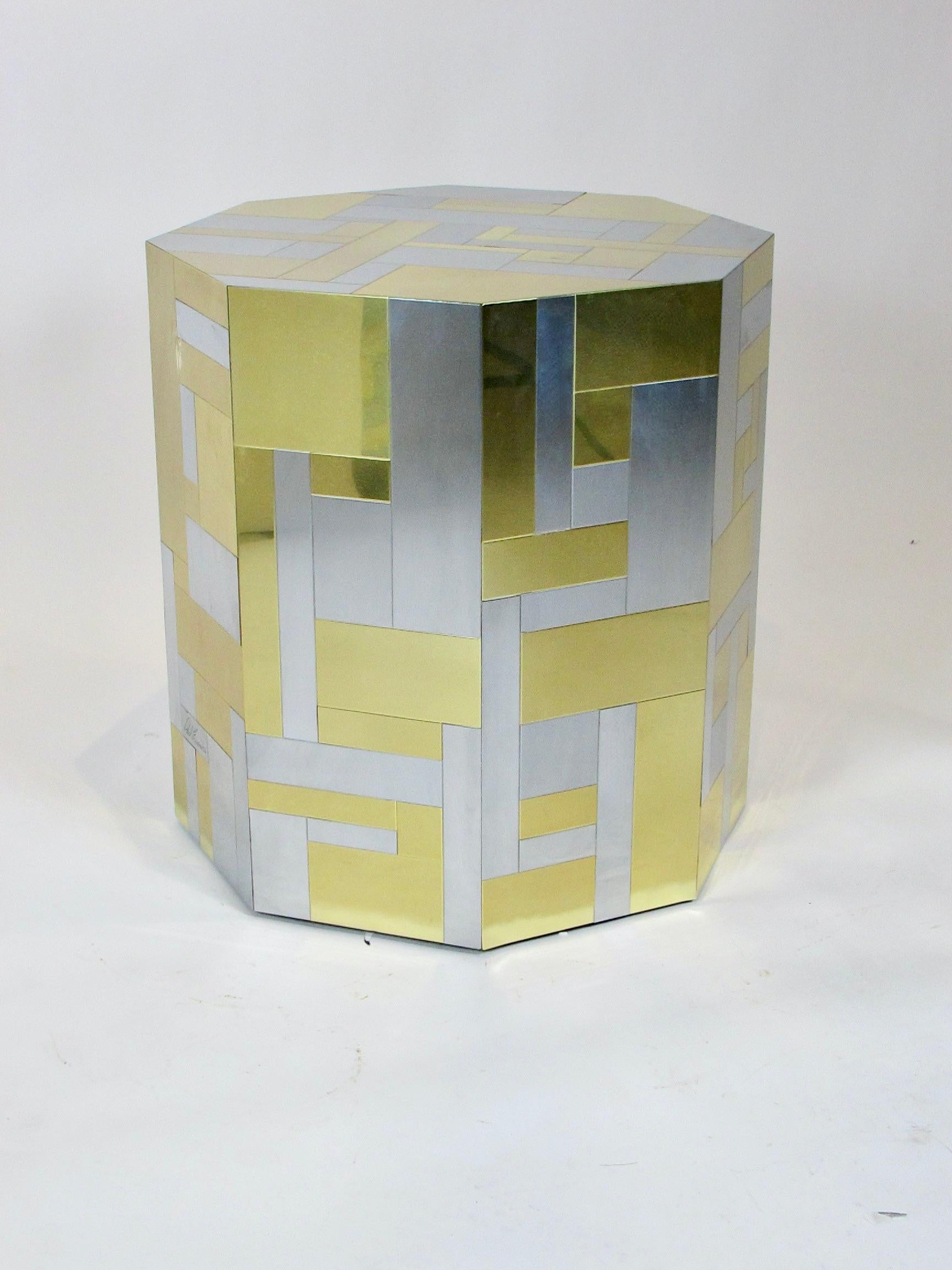Paul Evans hat einen sechseckigen Tisch entworfen. Verschiedene geometrische Formen aus poliertem Messing und gebürstetem Edelstahl sind auf einer sechseckigen Säule angebracht. Ein funkelndes Juwel, egal wie man es verwendet. Mit Glasplatte ein