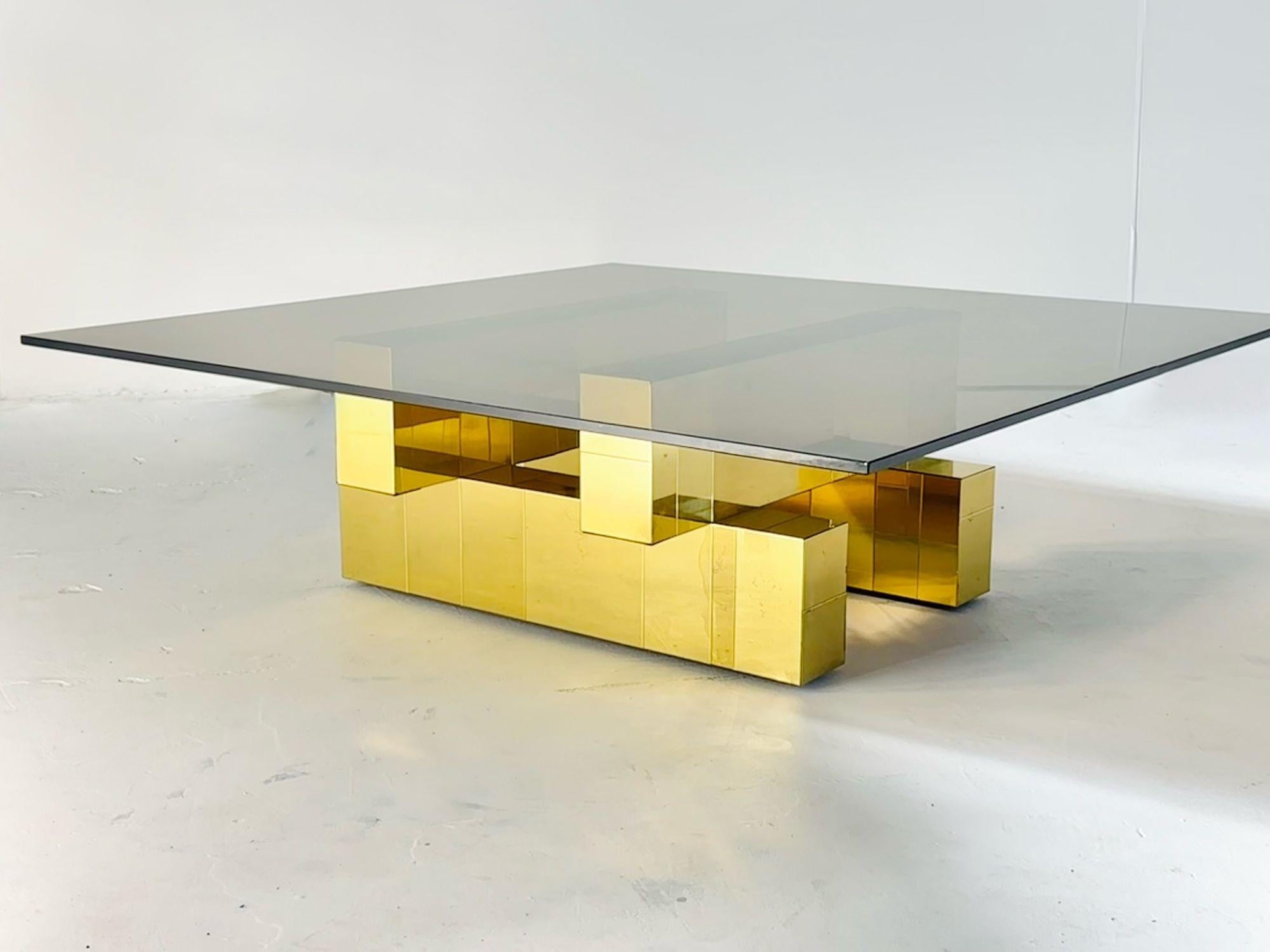 Mesa de centro Paul Evans Cityscape de latón con cristal ahumado, años 70.  Precioso diseño original de patchwork.
Medidas Base 14,5