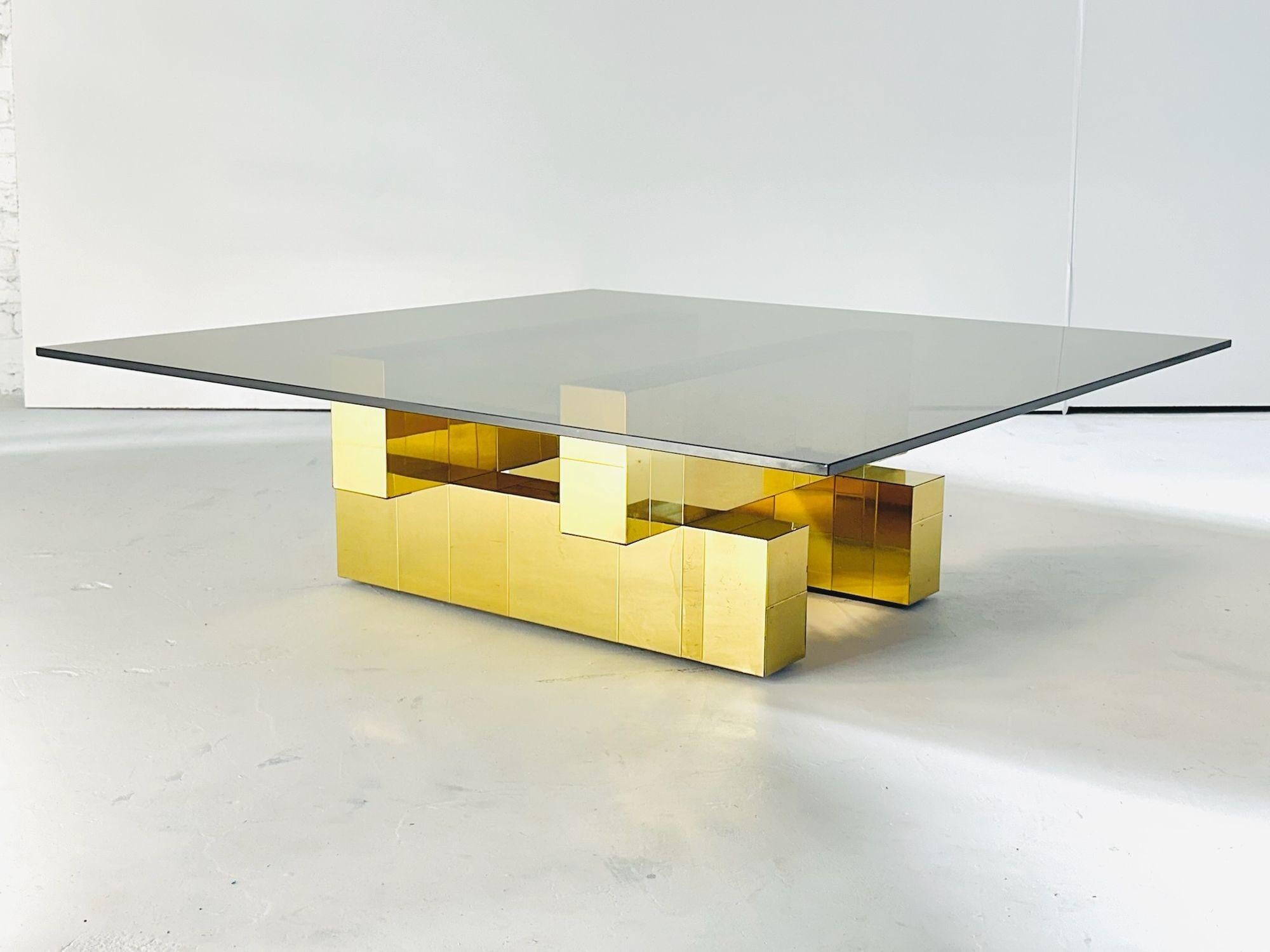 Paul Evans Mesa baja de latón con cristal ahumado, 1970 Moderno de mediados de siglo en venta