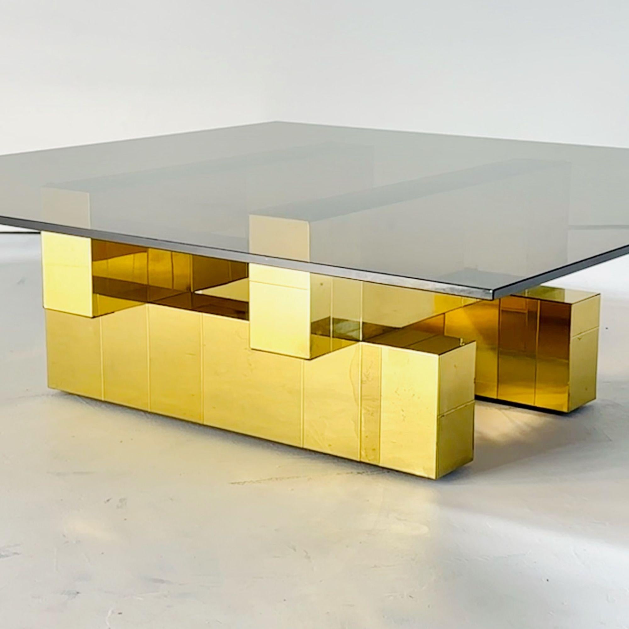 Paul Evans Mesa baja de latón con cristal ahumado, 1970 en Bueno estado para la venta en Chicago, IL