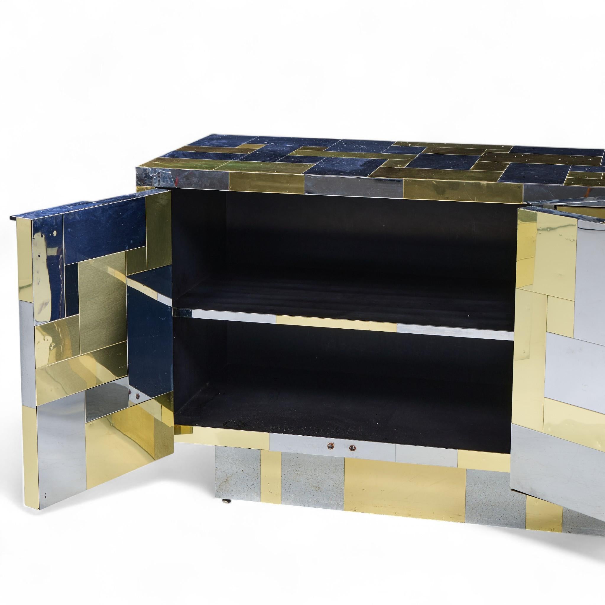 Credenza con mueble de latón y cromo de mediados de siglo Paul Evans Cityscape siglo XX en venta