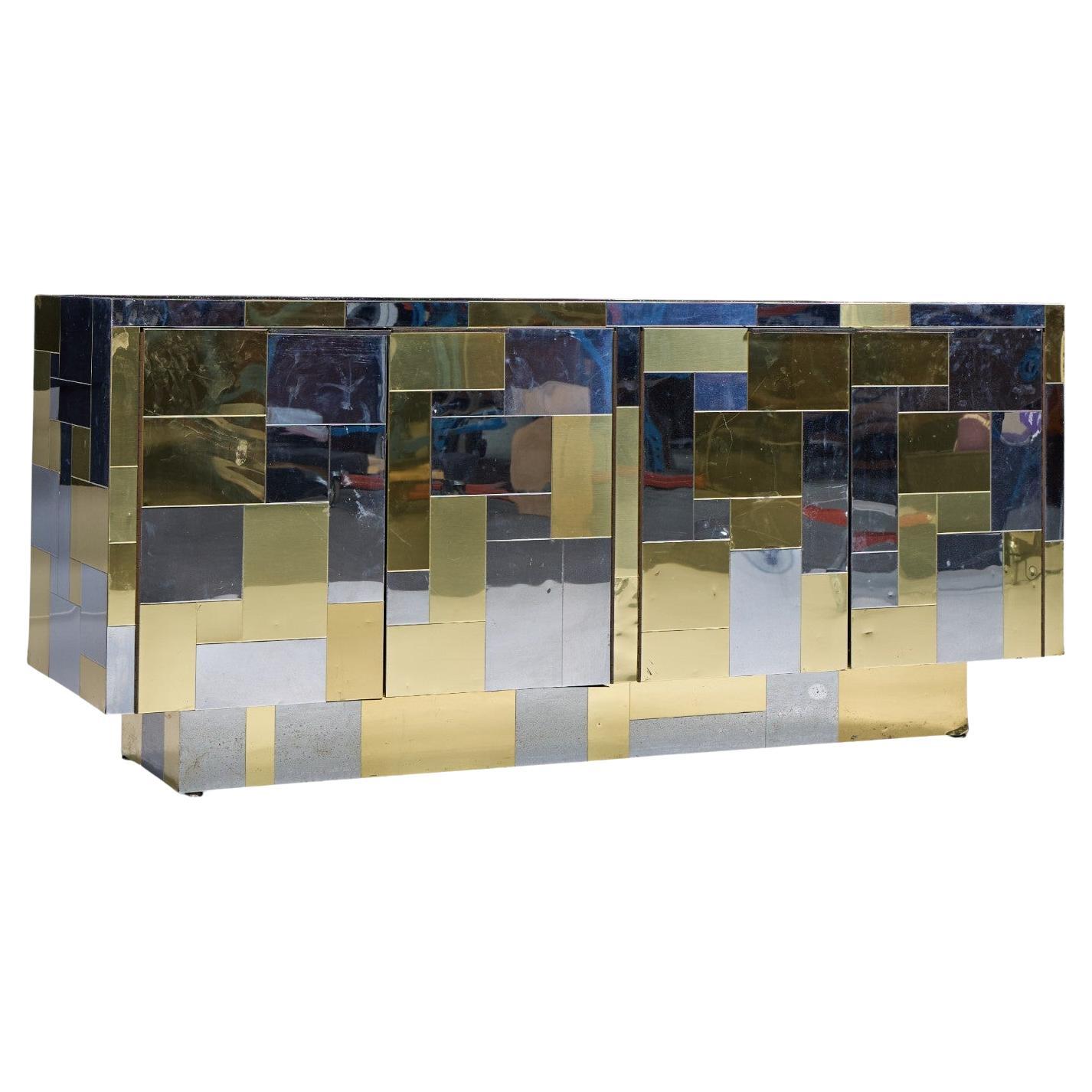 Credenza con mueble de latón y cromo de mediados de siglo Paul Evans Cityscape en venta