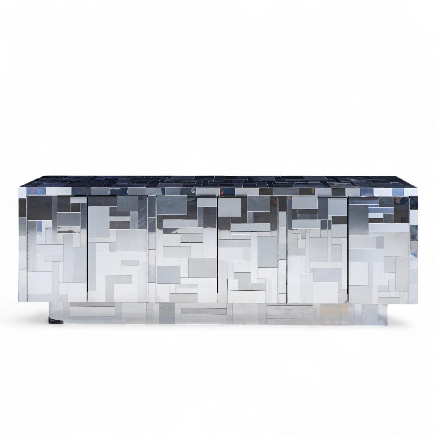 Paul Evans Cityscape Crédence chromée du milieu du siècle dernier

Cette crédence mesure : 90 de large x 22 de profond x 32.25 de haut

Bon état Vintage - La pièce présente des piqûres mineures sur les panneaux latéraux droits. Petites éraflures sur