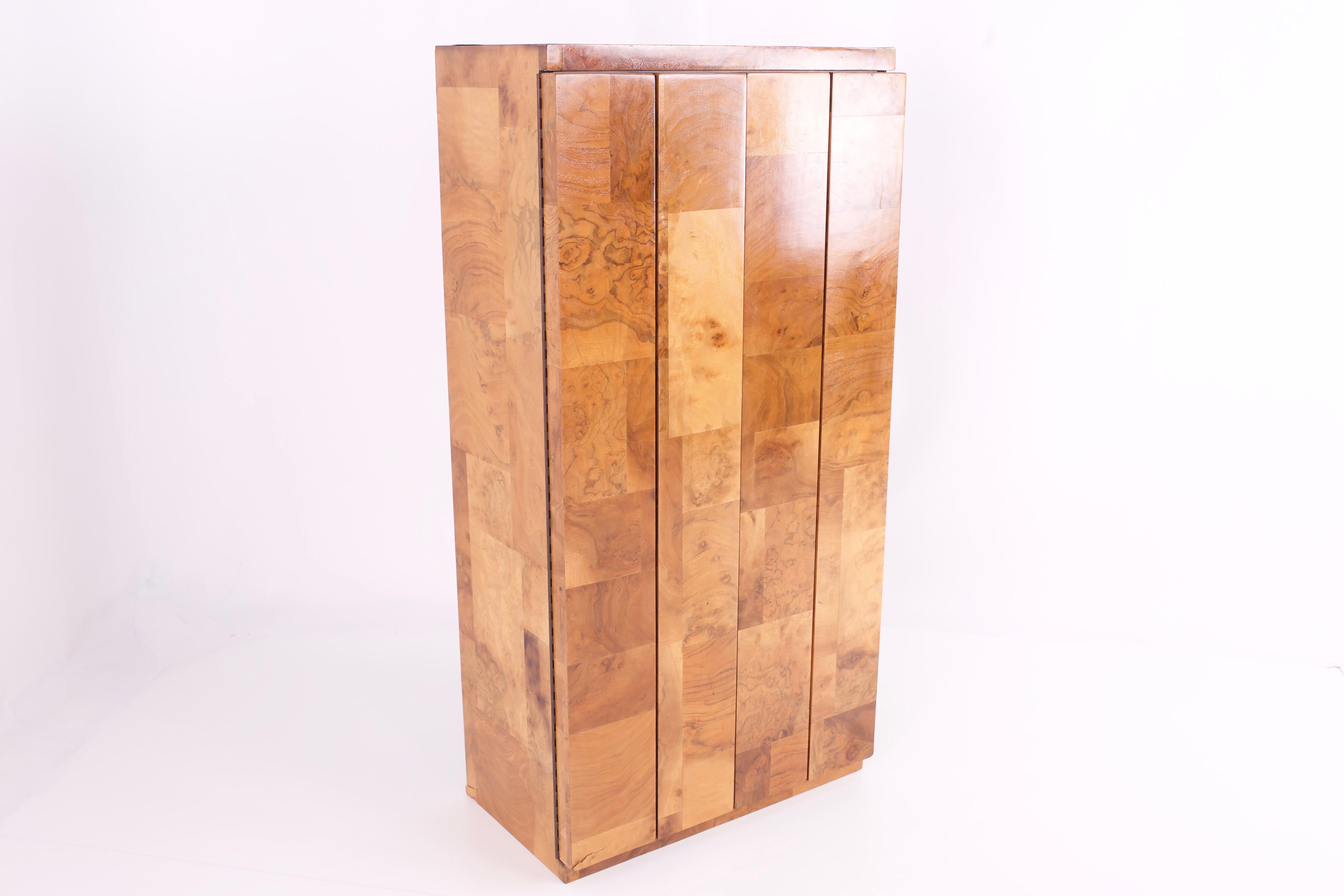Américain Paul Evans Mid Century Burl Wood Floating Display Cabinet (vitrine flottante en bois de ronce) en vente