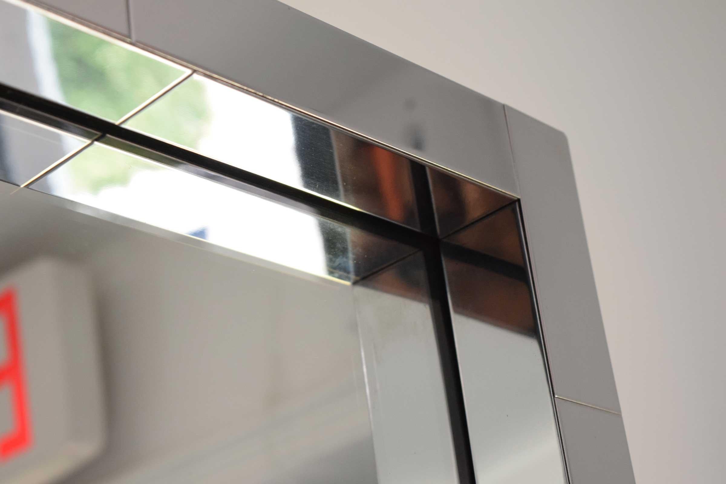 Américain Miroir Cityscape en chrome signé Paul Evans en vente
