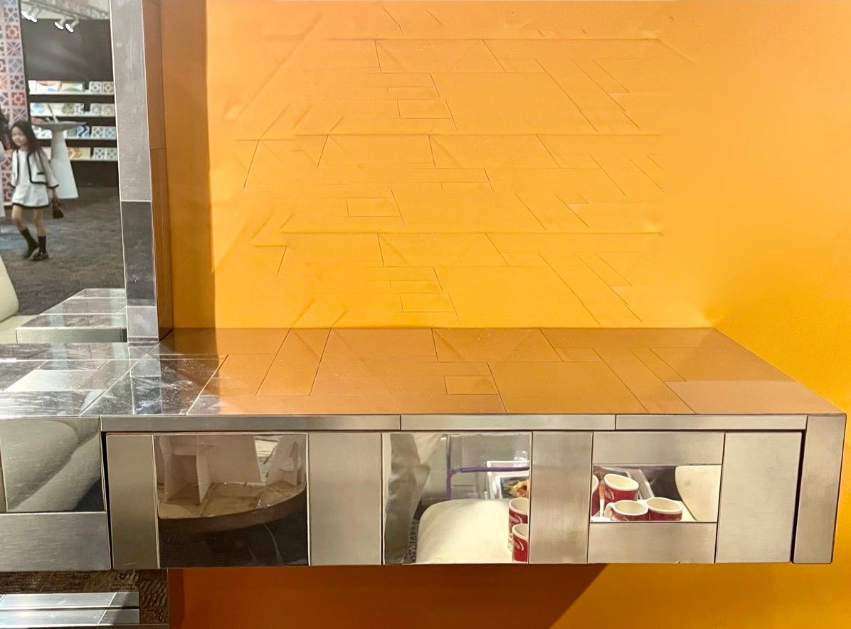 Miroir cityscape de Paul Evans avec console flottante ou meuble-lavabo. Cadre chromé en état d'origine. Cela confère à toute pièce une ambiance étonnamment moderne et chic. 