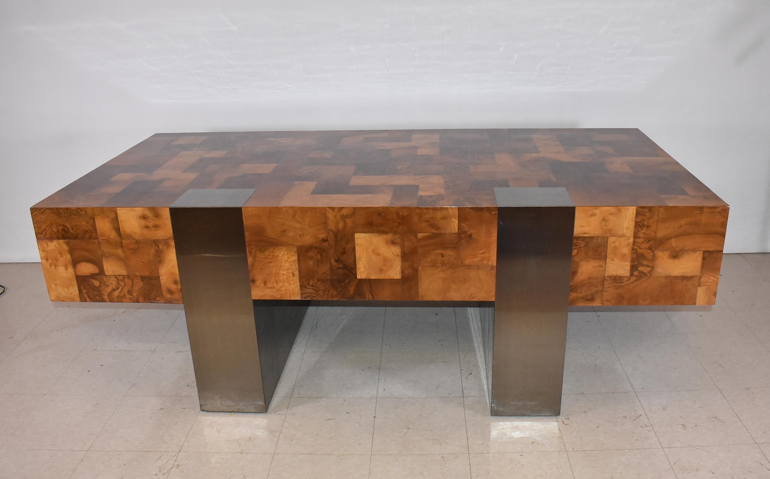 Bellissima scrivania direzionale Cityscape di Paul Evans della metà del secolo scorso, con un design patchwork in legno di radica e due cassetti su ciascun lato dei supporti a colonna in cromo satinato. Senza pannello divisorio. 84
