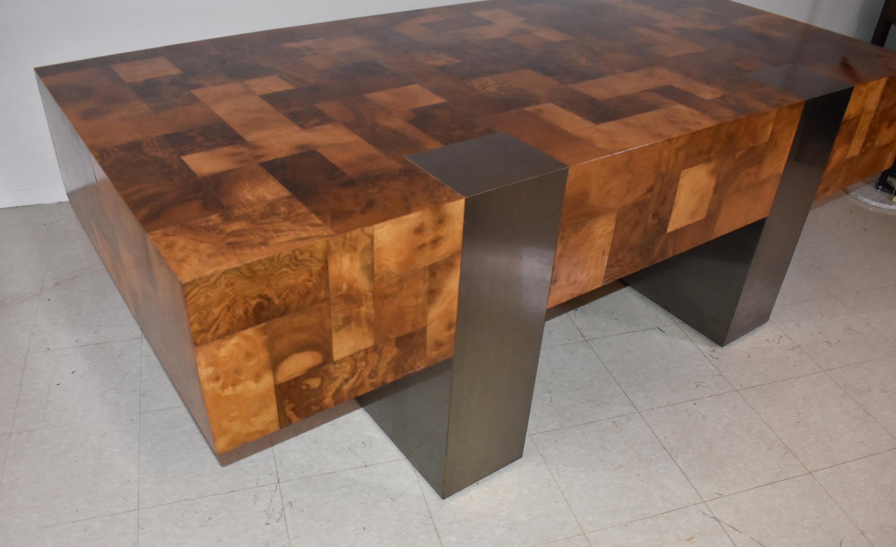 Mid-Century moderno Paul Evans Scrivania direzionale in legno di buro patchwork Cityscape in vendita
