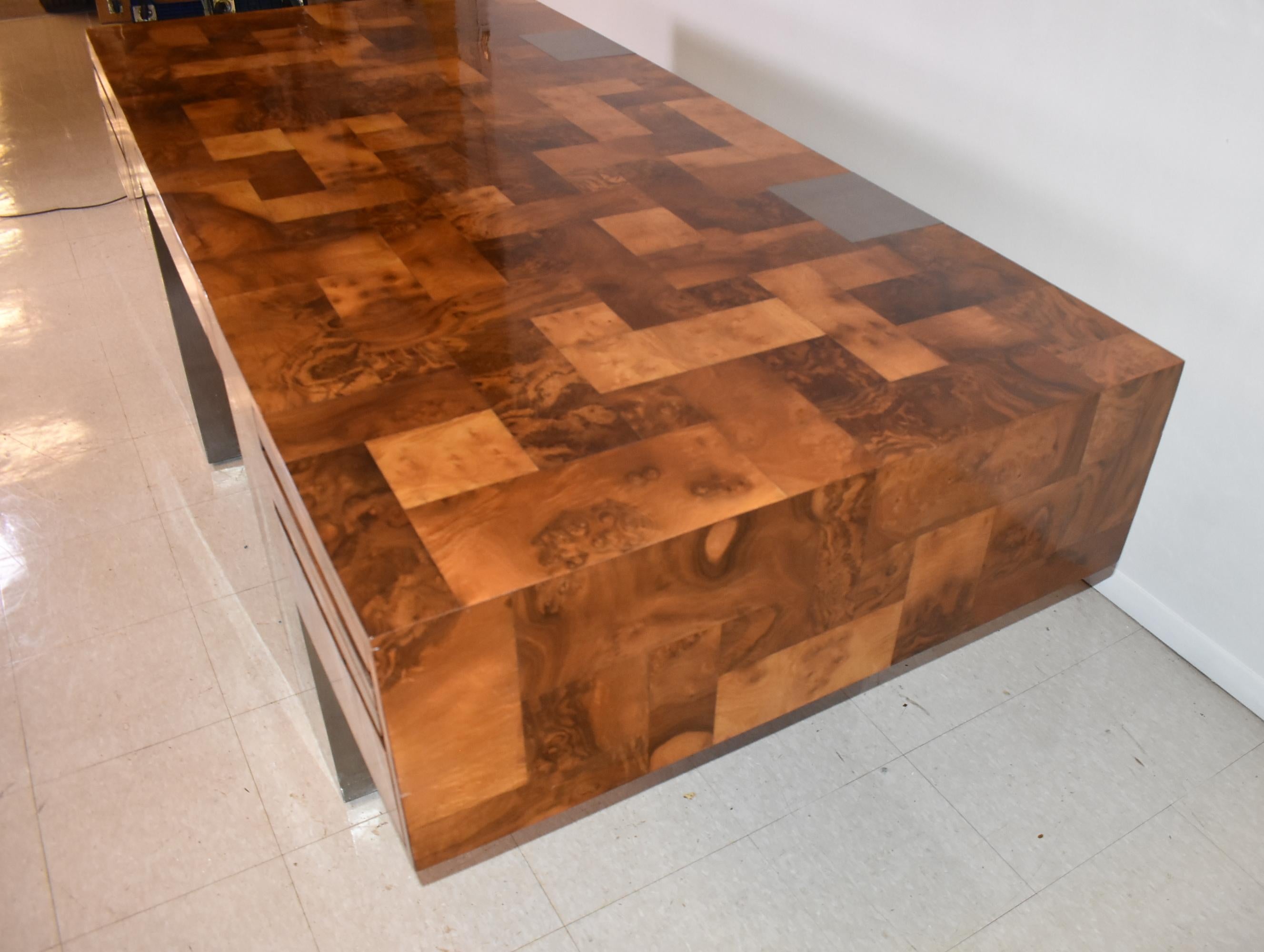Paul Evans Scrivania direzionale in legno di buro patchwork Cityscape in vendita 1