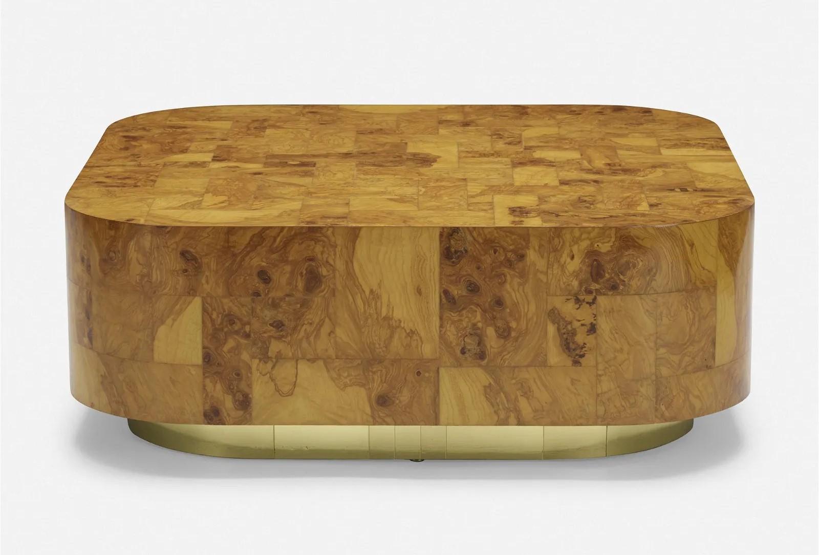 Table basse en patchwork avec paysage urbain de Paul Evans. La table est en bois de ronce avec une base en laiton. Signé Paul Evans.
