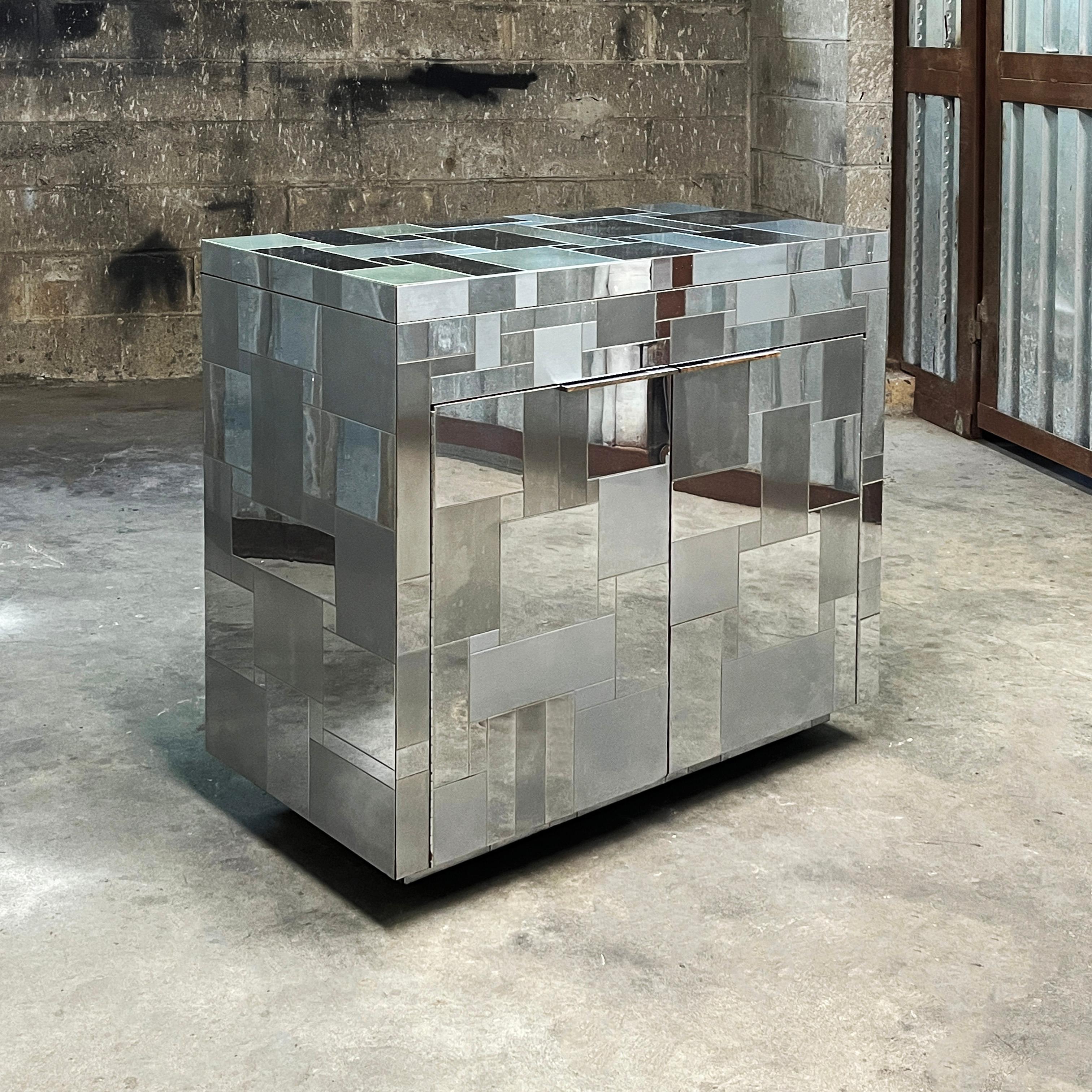 Un produit qui fait sensation et qui alimente les conversations. Paul Evans chrome Cityscape rolling bar cabinet from the PE200 series, for Directional furniture 1970s (signed  Au verso, on peut lire 