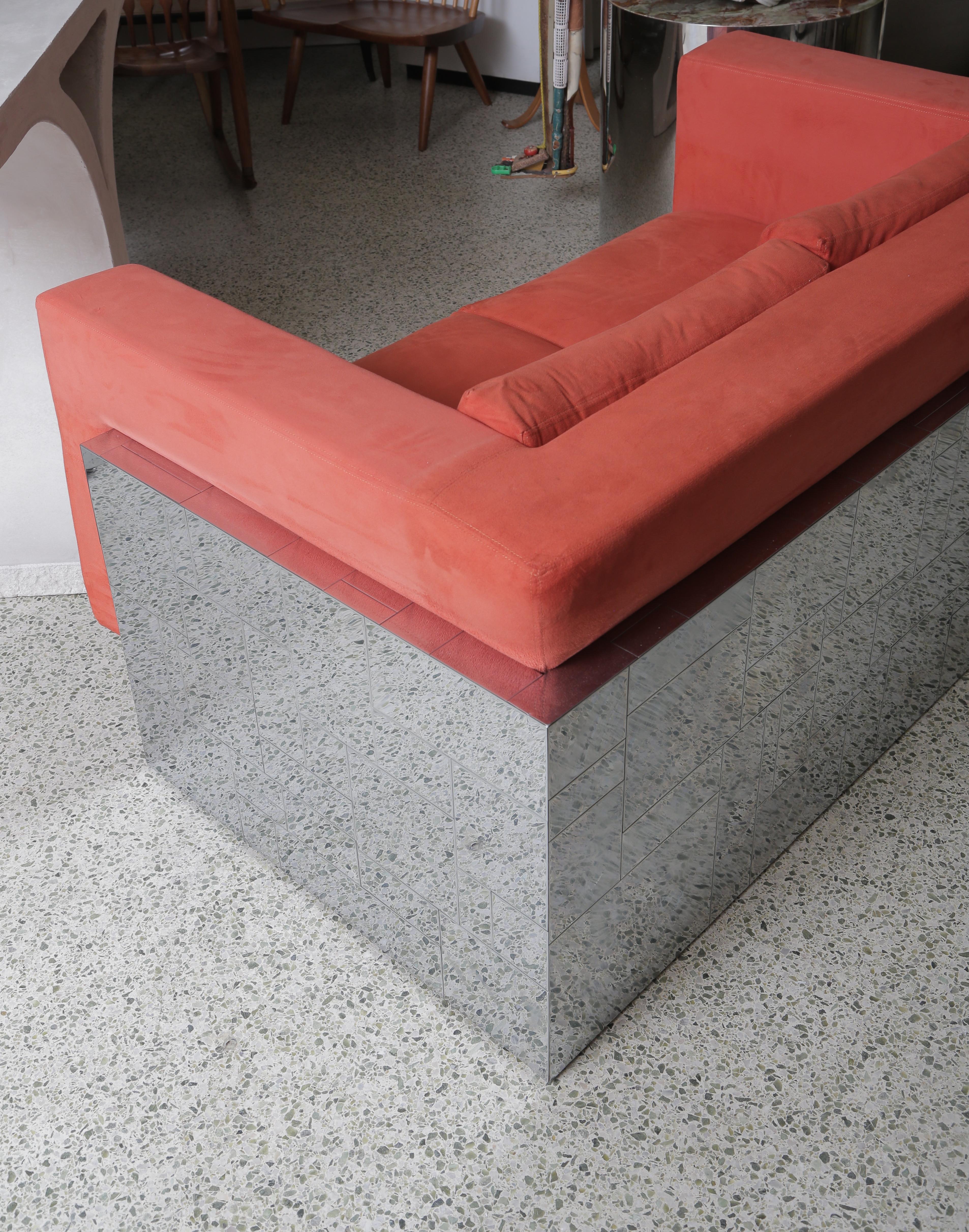 Paul Evans Cityscape Sofa aus der Serie 200.
Hergestellt von Directional Furniture um 1970
Ältere, saubere Neupolsterung in Ultrasuede.