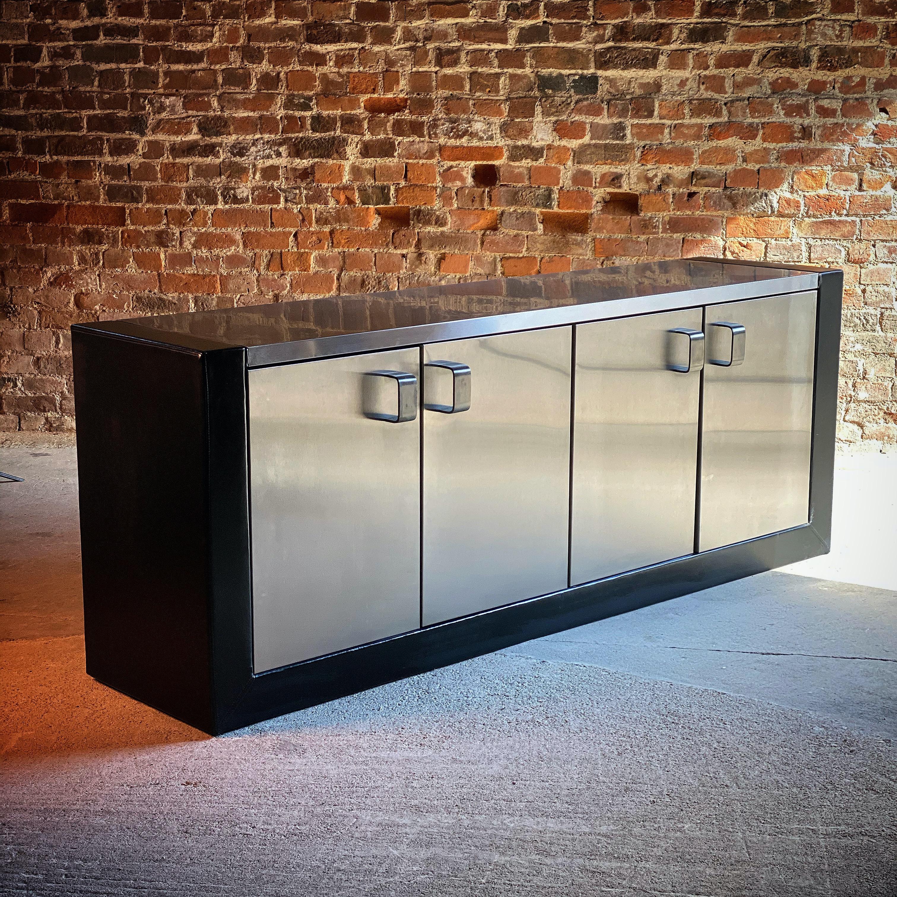 Paul Evans custom steel sideboard credenza, USA, circa 1970

Paul Evans (1931-1987) custom stainless steel and leather clad sideboard USA 1970s, a custom sideboard with leather upholstered sides and base and brushed and polished stainless steel