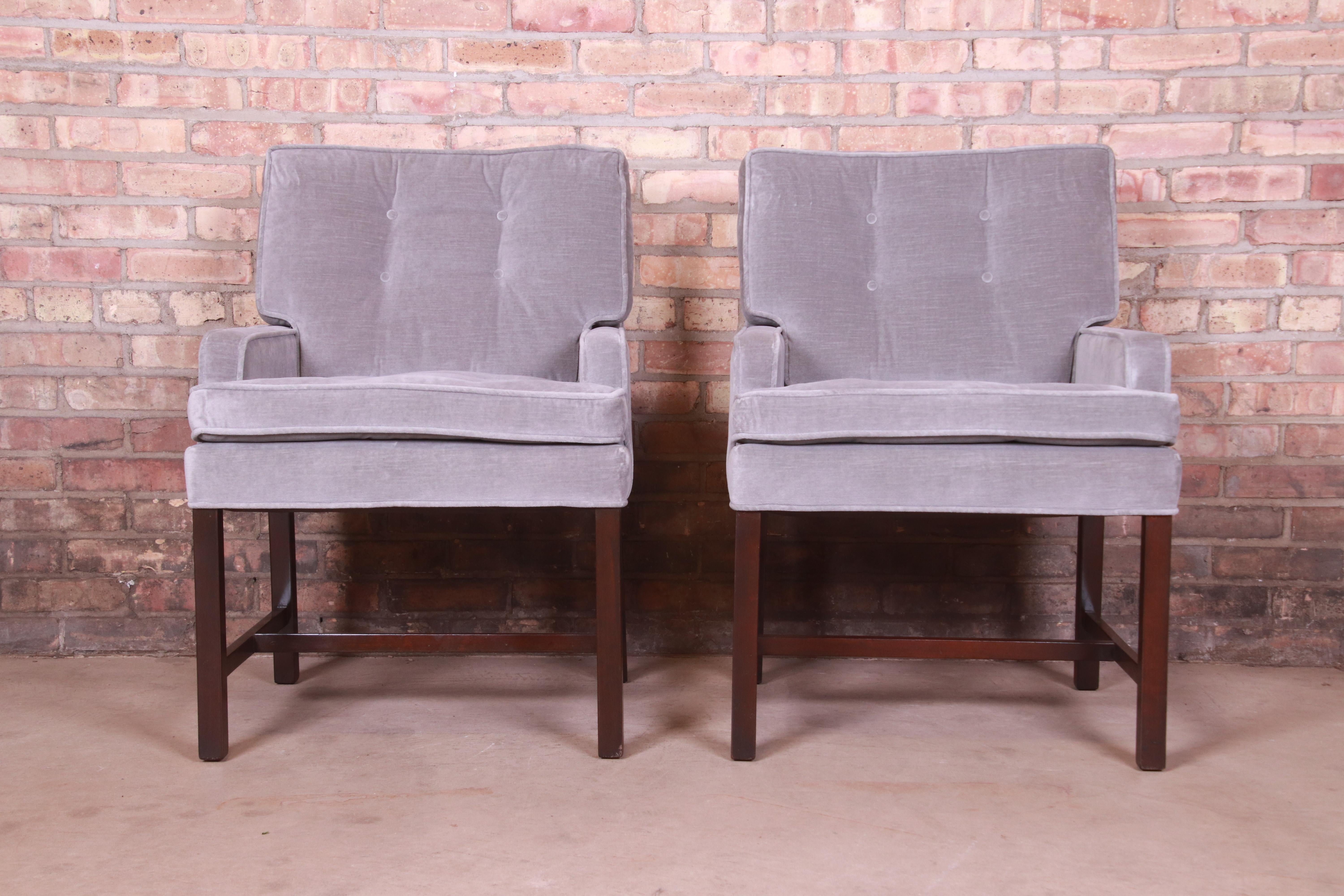 A gorgeous pair of Mid-Century Modern club chairs or dining armchairs

By Paul Evans for Directional

USA, 1960s

Tufted gray velvet upholstery, with walnut legs and stretchers.

Measures: 23.5