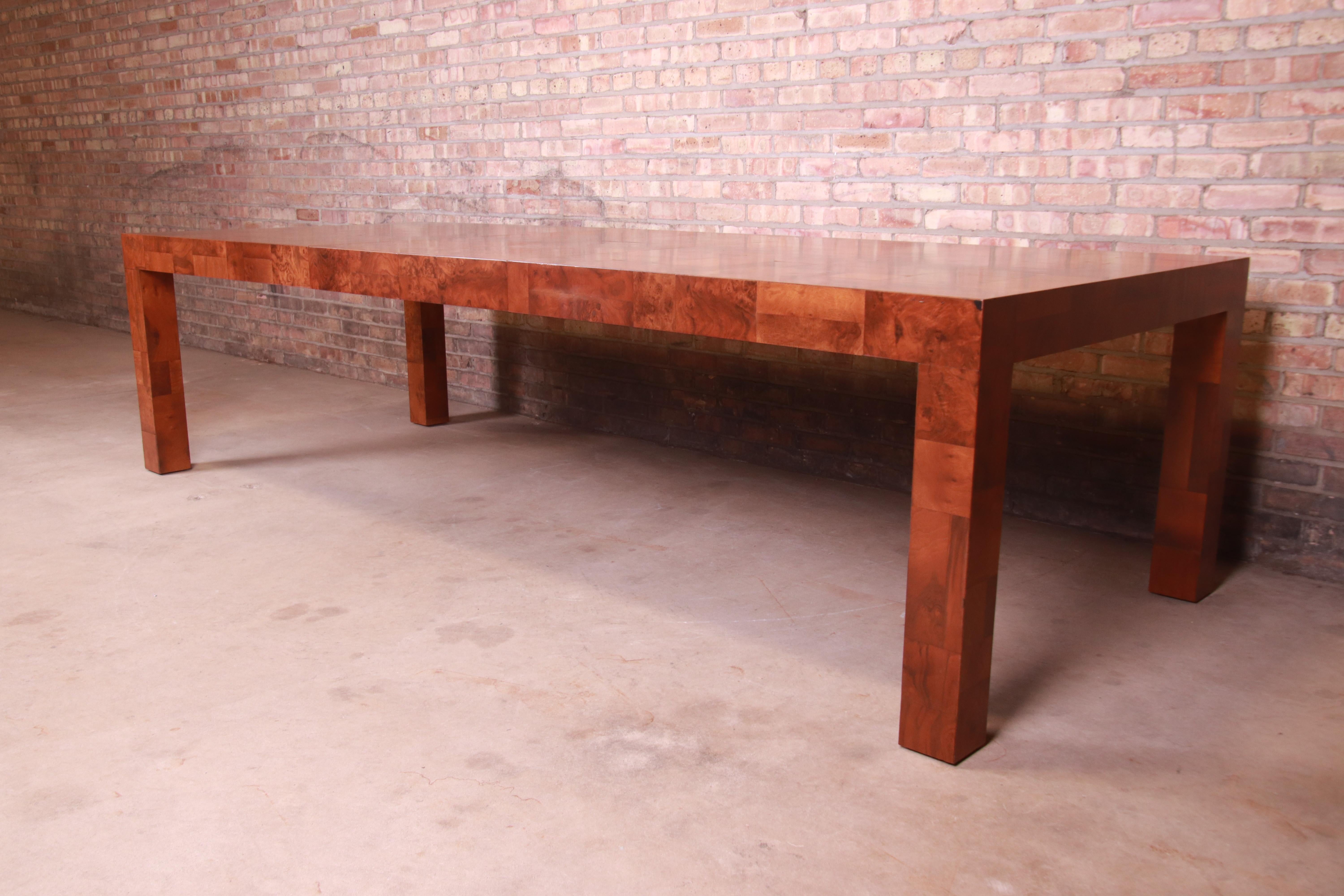 A rare and exceptional Mid-Century Modern Parsons extension dining table

By Paul Evans for Directional

USA, 1970s

Burled walnut, in gorgeous patchwork design.

Measures: 84.25