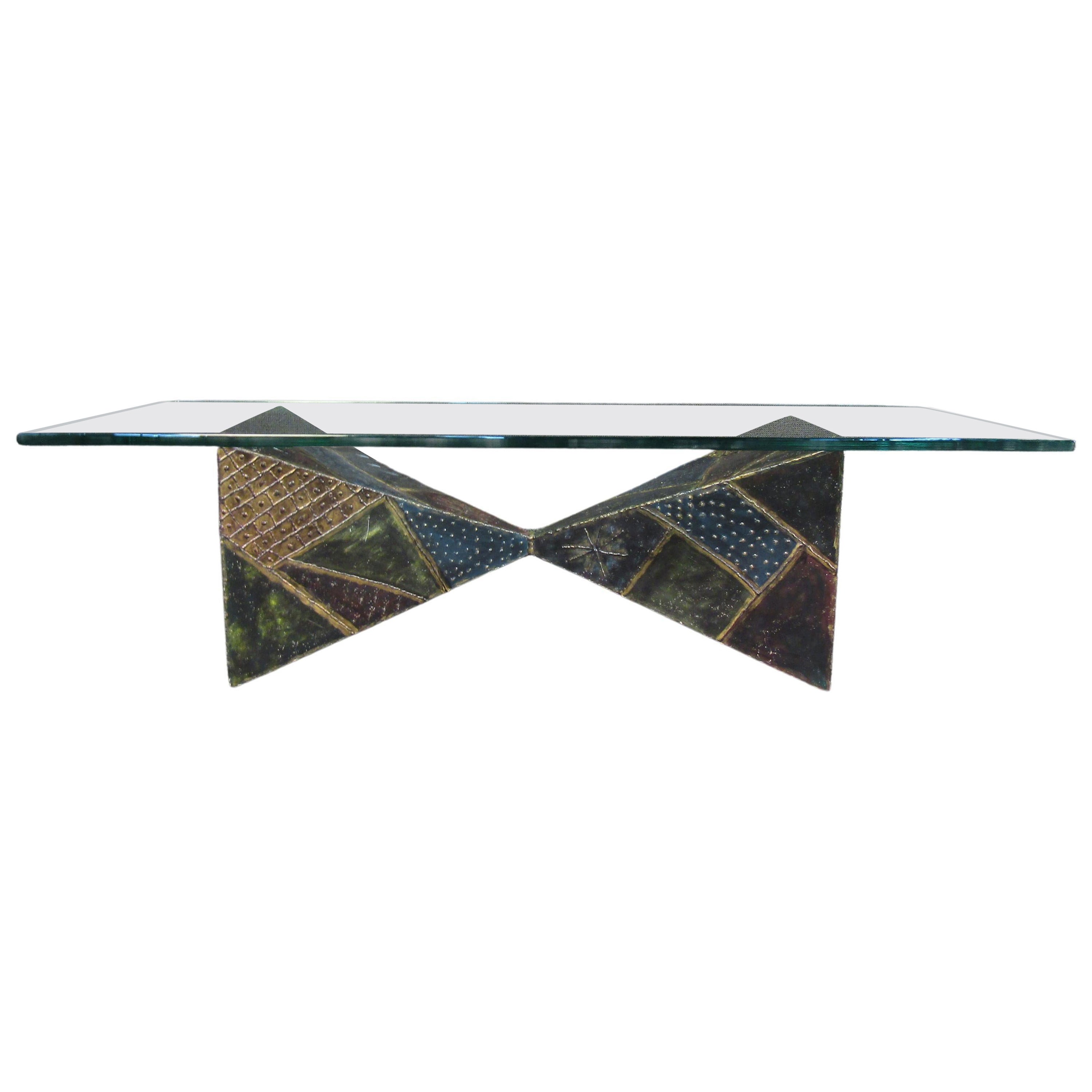 Questo tavolino unico di Paul Evans è caratterizzato da texture e colori contrastanti nella sua base geometrica e da un ampio piano in vetro. Raro e da collezione, questo tavolo vintage del famoso designer Paul Evans è un pezzo forte ovunque venga