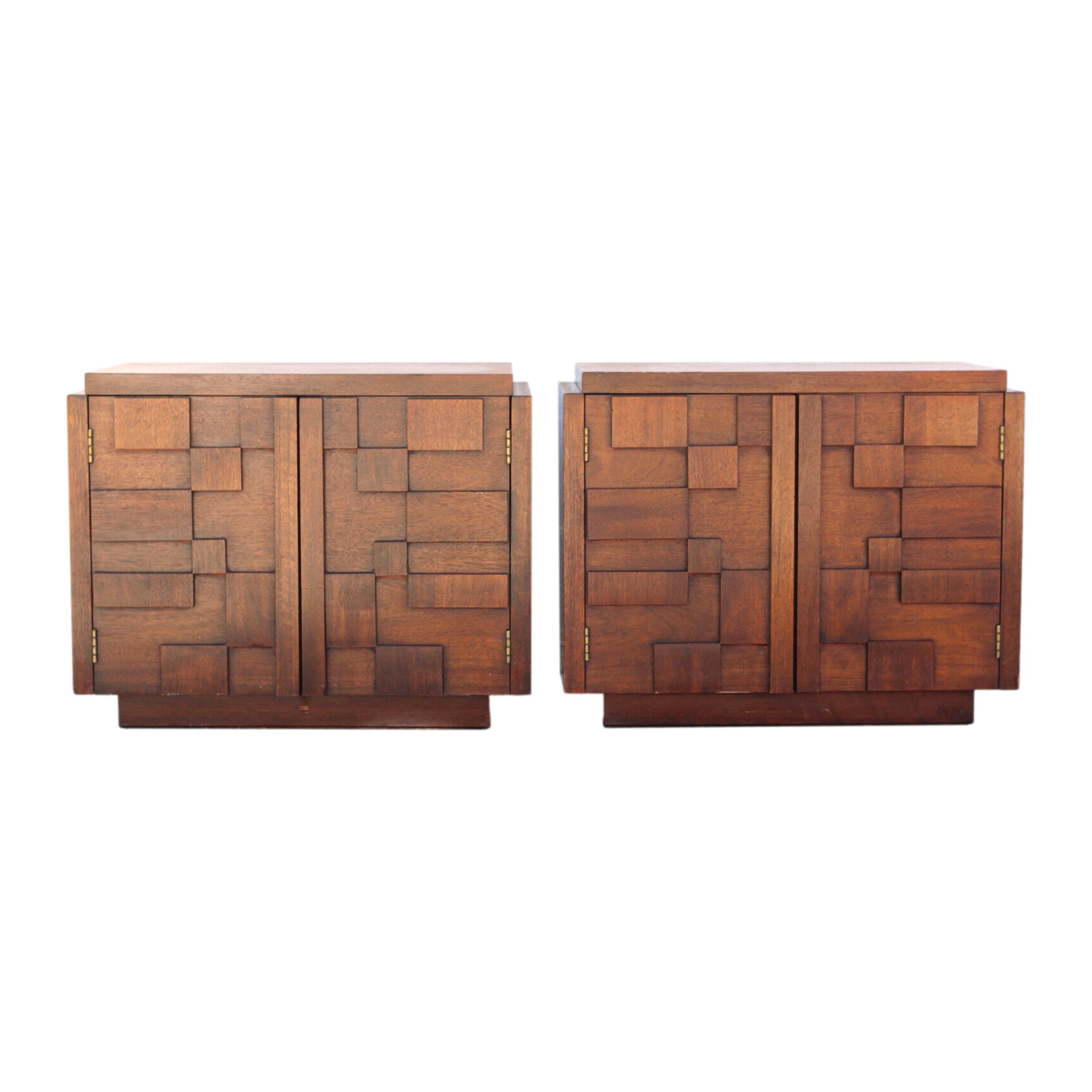 Paul Evans inspired brutalist mosaic nightstands by lane, a pair.

Stunning vintage mosaic nightstands by Lane, in the Brutalist style, made famous by the legendary American designer and sculptor Paul Evans. Two doors open to reveal a fixed shelf