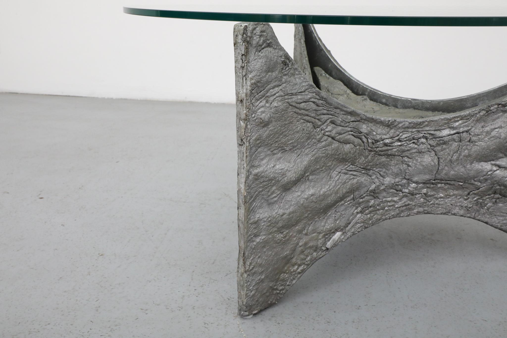 Table basse ou d'appoint brutaliste d'inspiration Paul Evans avec plateau en verre en vente 3