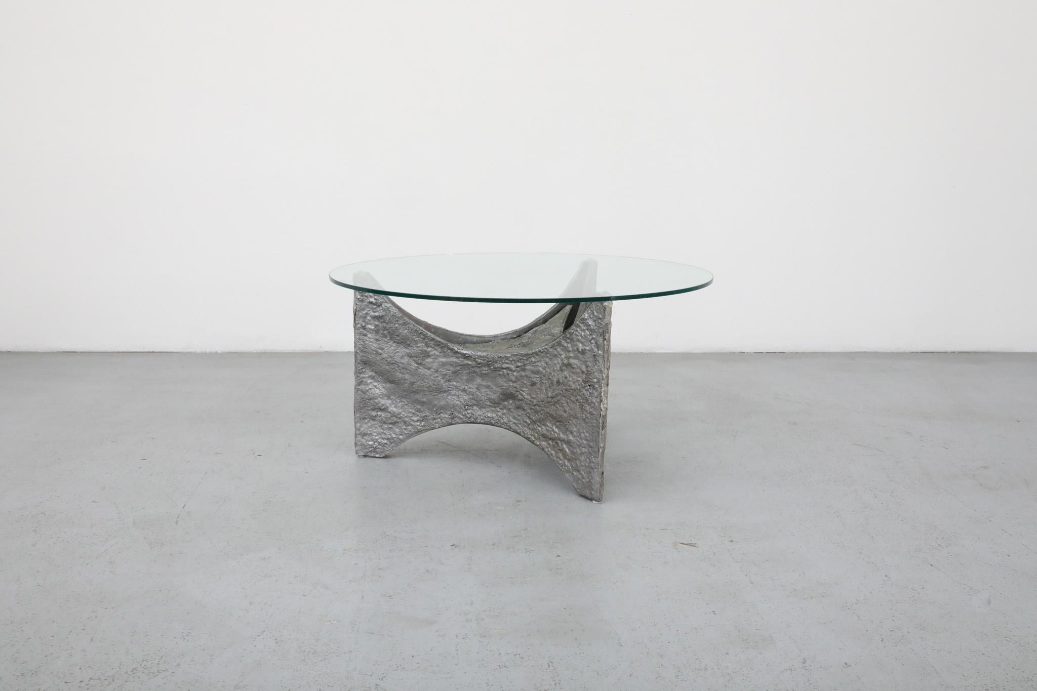 Mid-Century Modern Table basse ou d'appoint brutaliste d'inspiration Paul Evans avec plateau en verre en vente