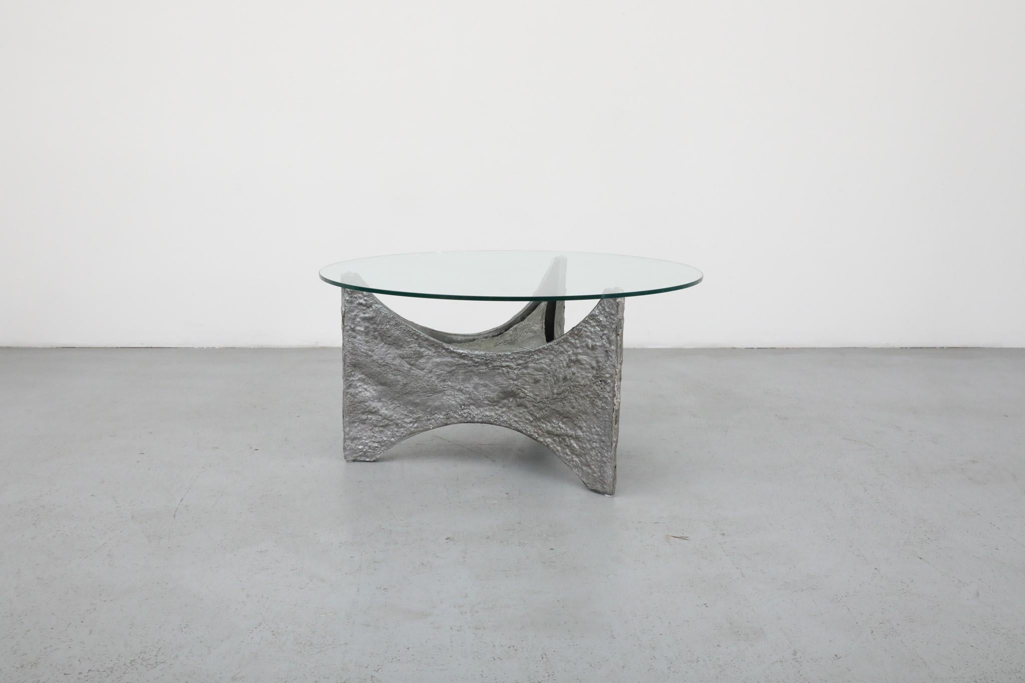 Néerlandais Table basse ou d'appoint brutaliste d'inspiration Paul Evans avec plateau en verre en vente