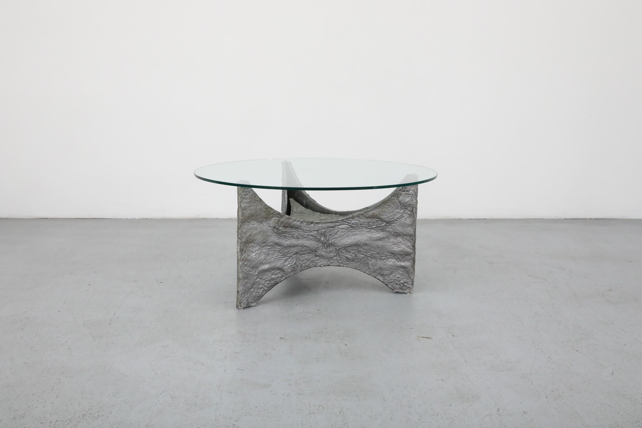 Table basse ou d'appoint brutaliste d'inspiration Paul Evans avec plateau en verre Bon état - En vente à Los Angeles, CA