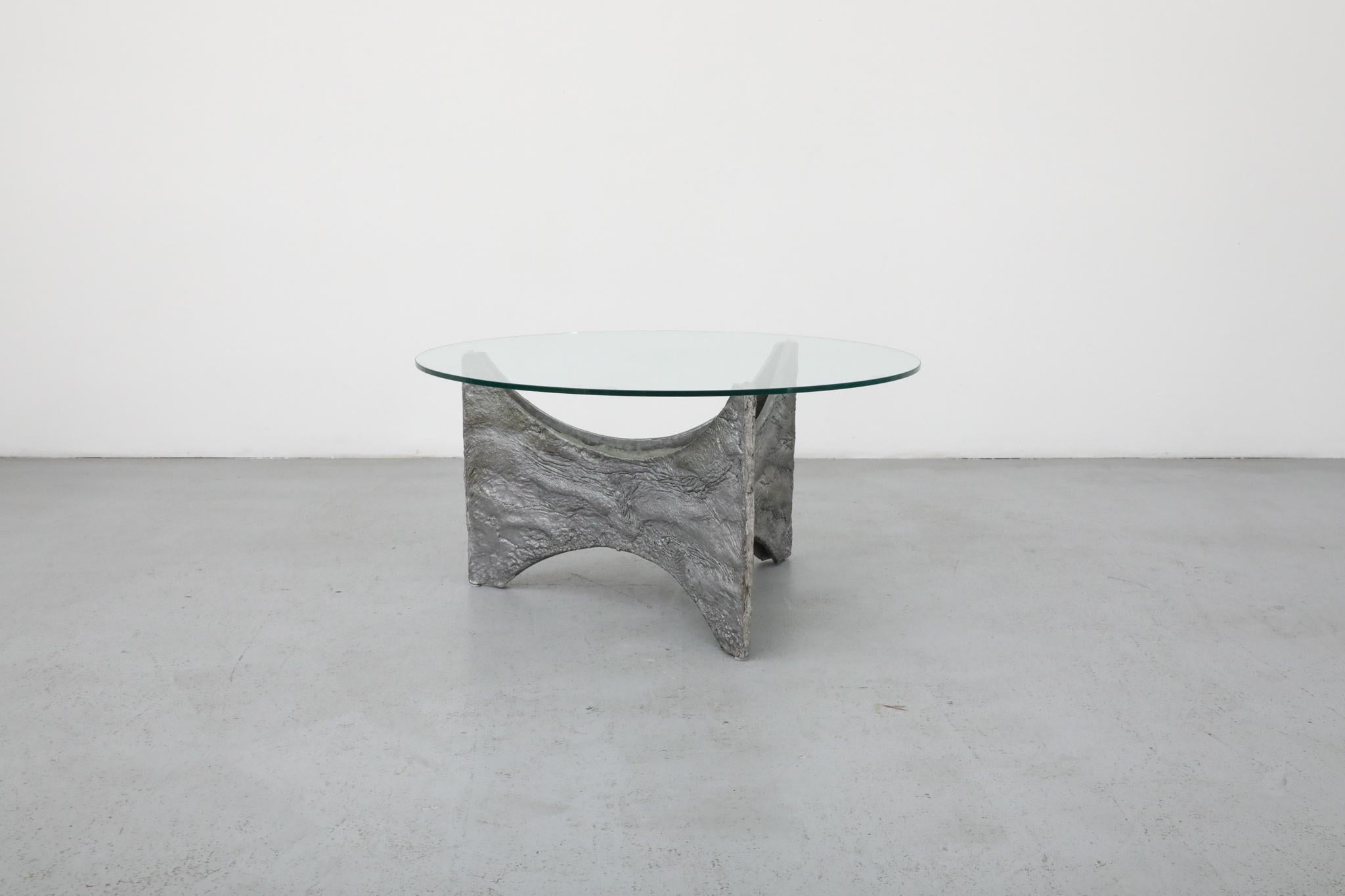 Milieu du XXe siècle Table basse ou d'appoint brutaliste d'inspiration Paul Evans avec plateau en verre en vente