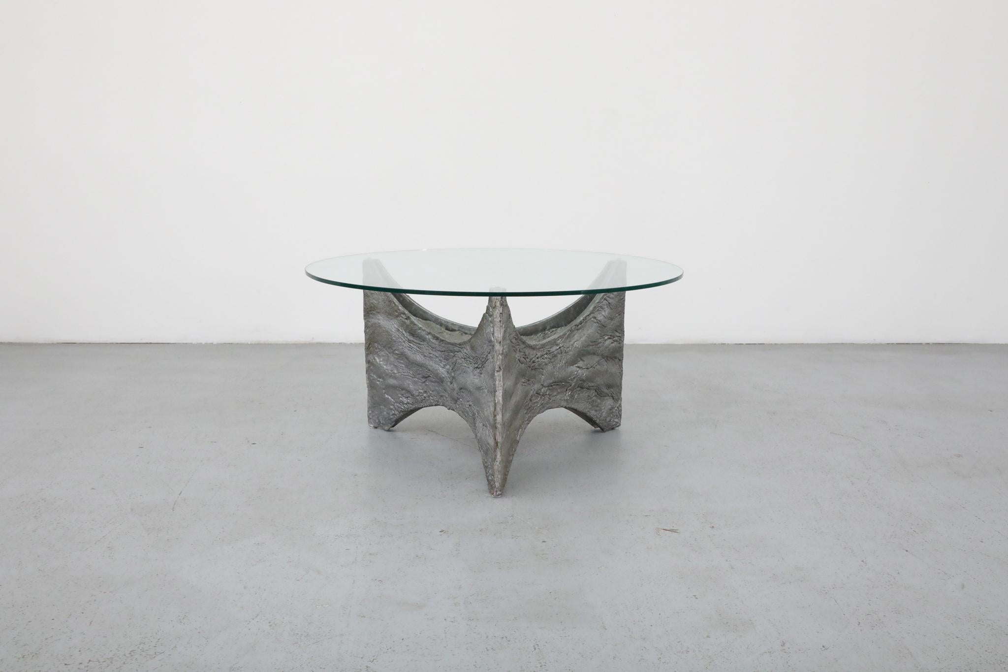 Aluminium Table basse ou d'appoint brutaliste d'inspiration Paul Evans avec plateau en verre en vente