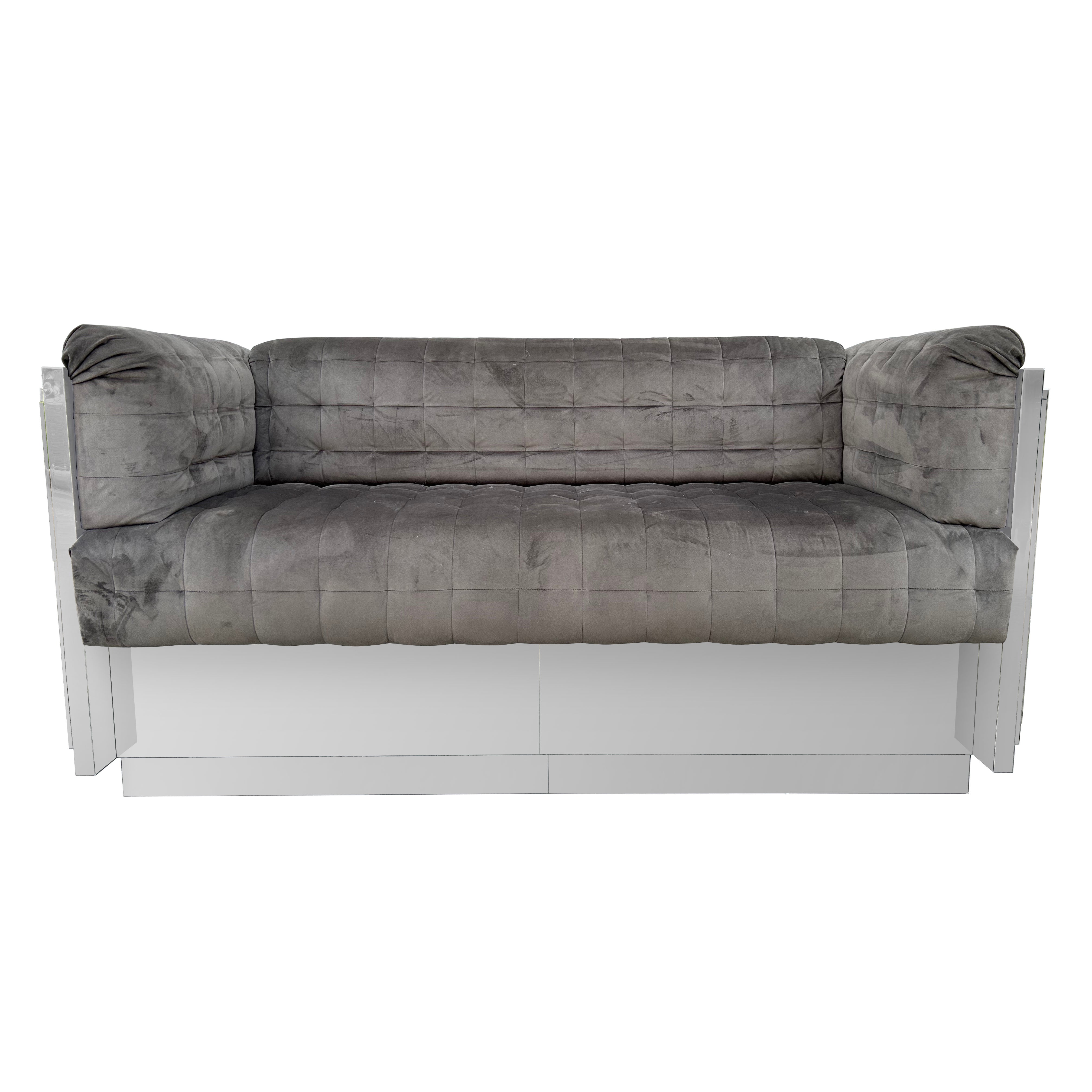 Sofá de dos plazas o loveseat cubista cromado inspirado en Paul Evans.
Se ofrece un extraordinario loveseat o sofá de 62 pulgadas estilo Paul Evans con un impresionante diseño cubista. Esta gran pieza conserva la tapicería original que está poco