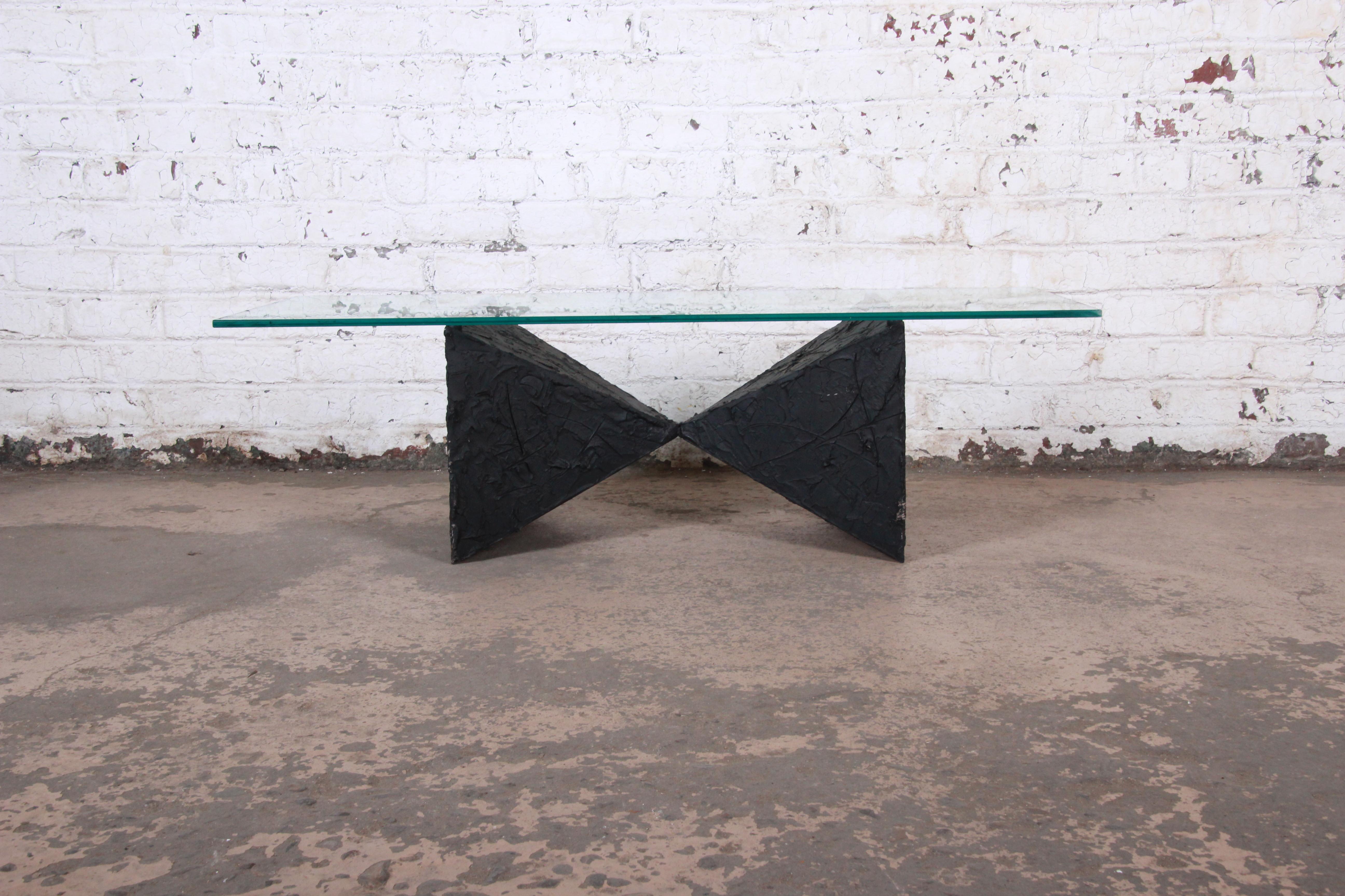 A rare Mid-Century Modern Brutalist bow tie coffee or cocktail table

Design attributed to Paul Evans.

USA, 1970s

Glass + metal + resin

Measures: 55