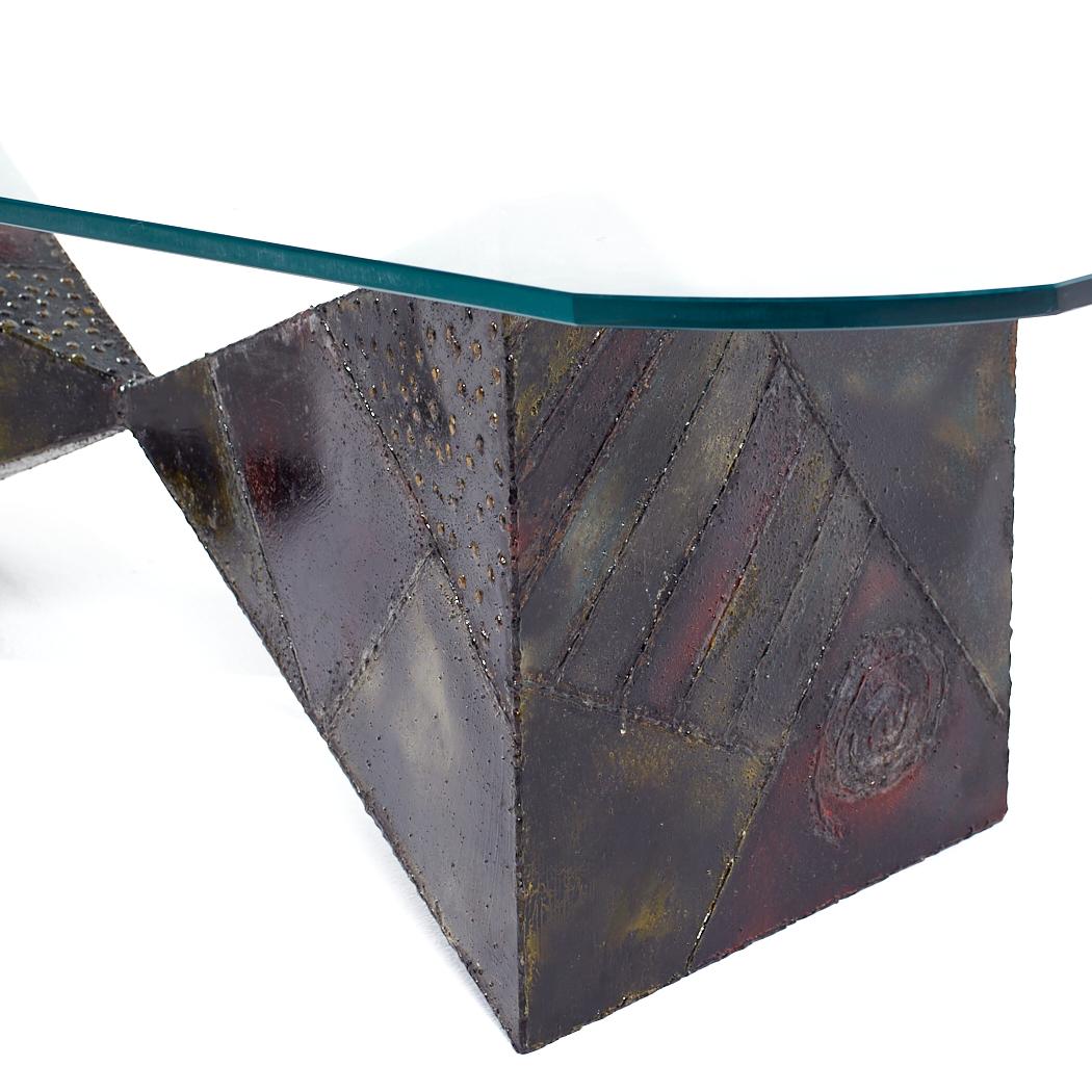 Polychromé Table basse du milieu du siècle en acier sculpté et nœud papillon polychrome Paul Evans en vente