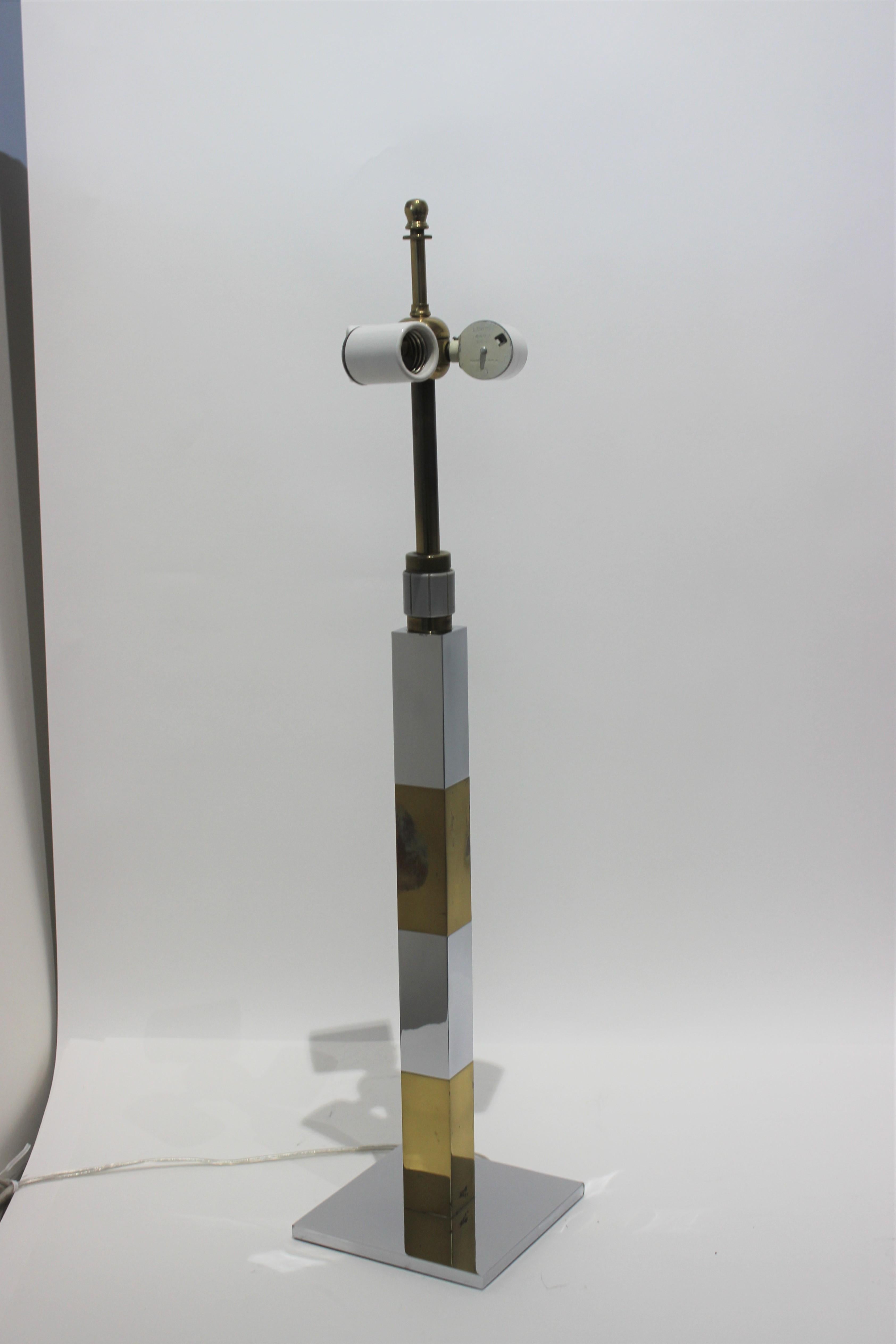 Lampe de table Skyscraper en métal mixte avec variateur d'intensité par Paul Evans. L'électricité a été refaite à neuf. Le variateur entoure la tige près du col et tourne dans le sens des aiguilles d'une montre ou dans le sens inverse pour régler