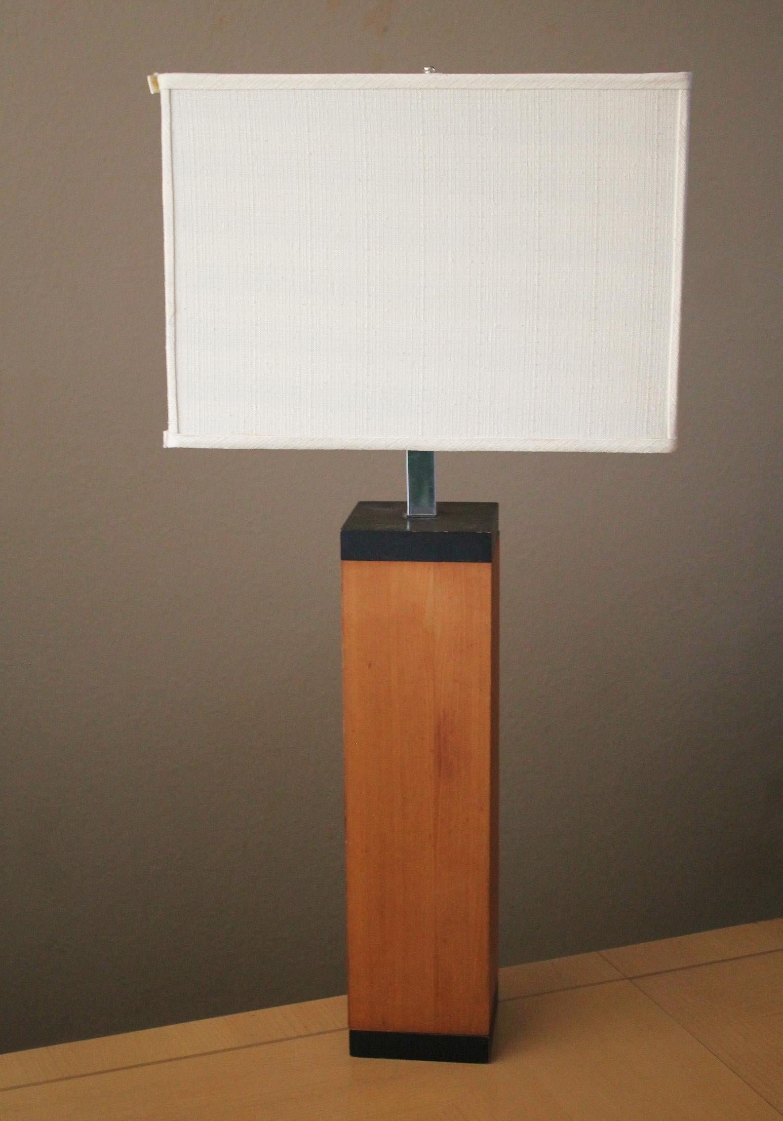 MId Century Moden Paul Evans Ahorn- und Eiche-Tischlampe! Dekorateur im sauberen Design '70 (Handgeschnitzt) im Angebot