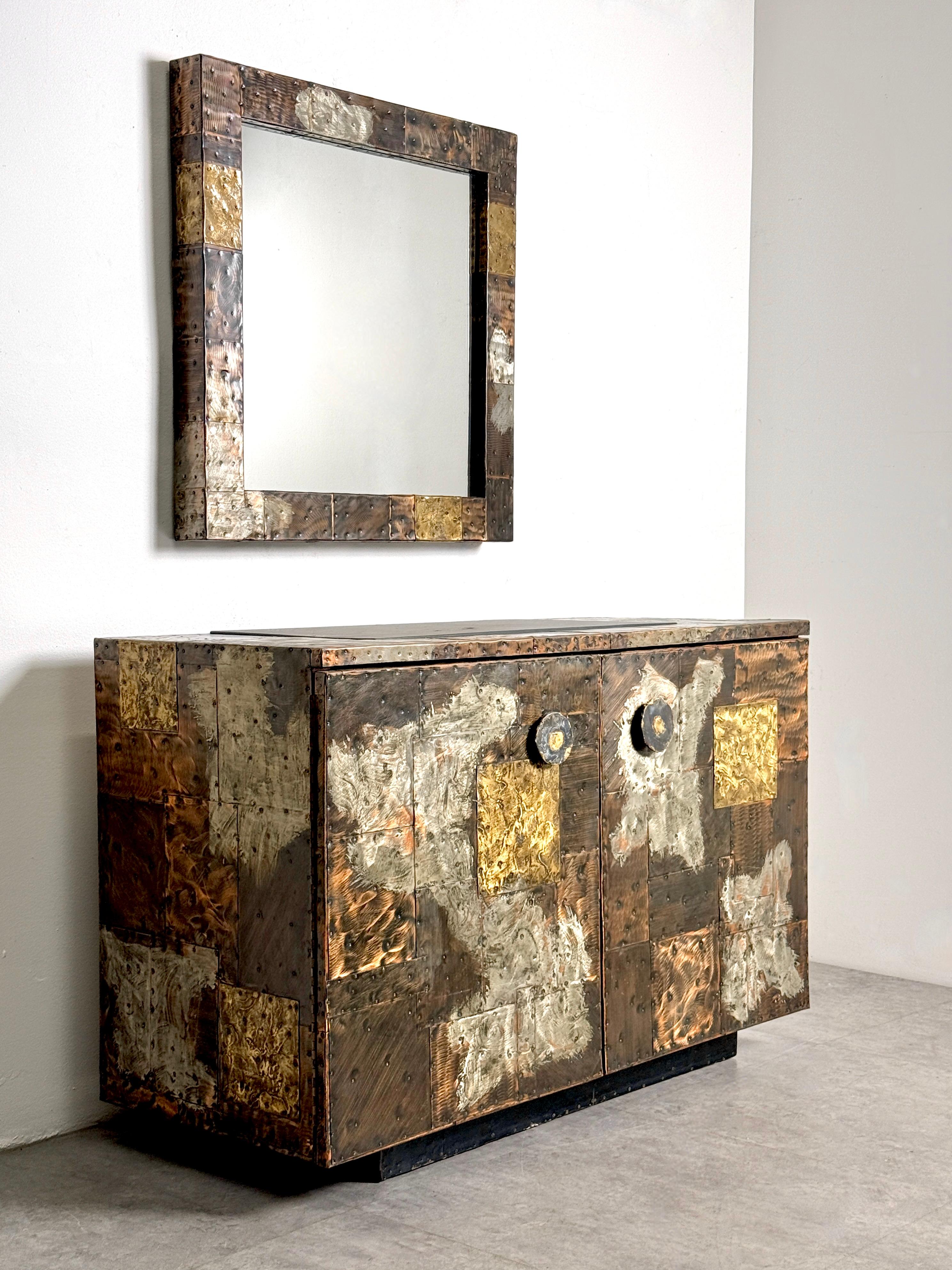 Crédence et miroir assortis par Paul Evans Studio pour Directional circa 1968

Modèle PE-38 armoire latérale à deux portes sur socle encastré 
Extérieur en patchwork de laiton cuivré et d'étain avec des poignées rondes surdimensionnées et un plateau
